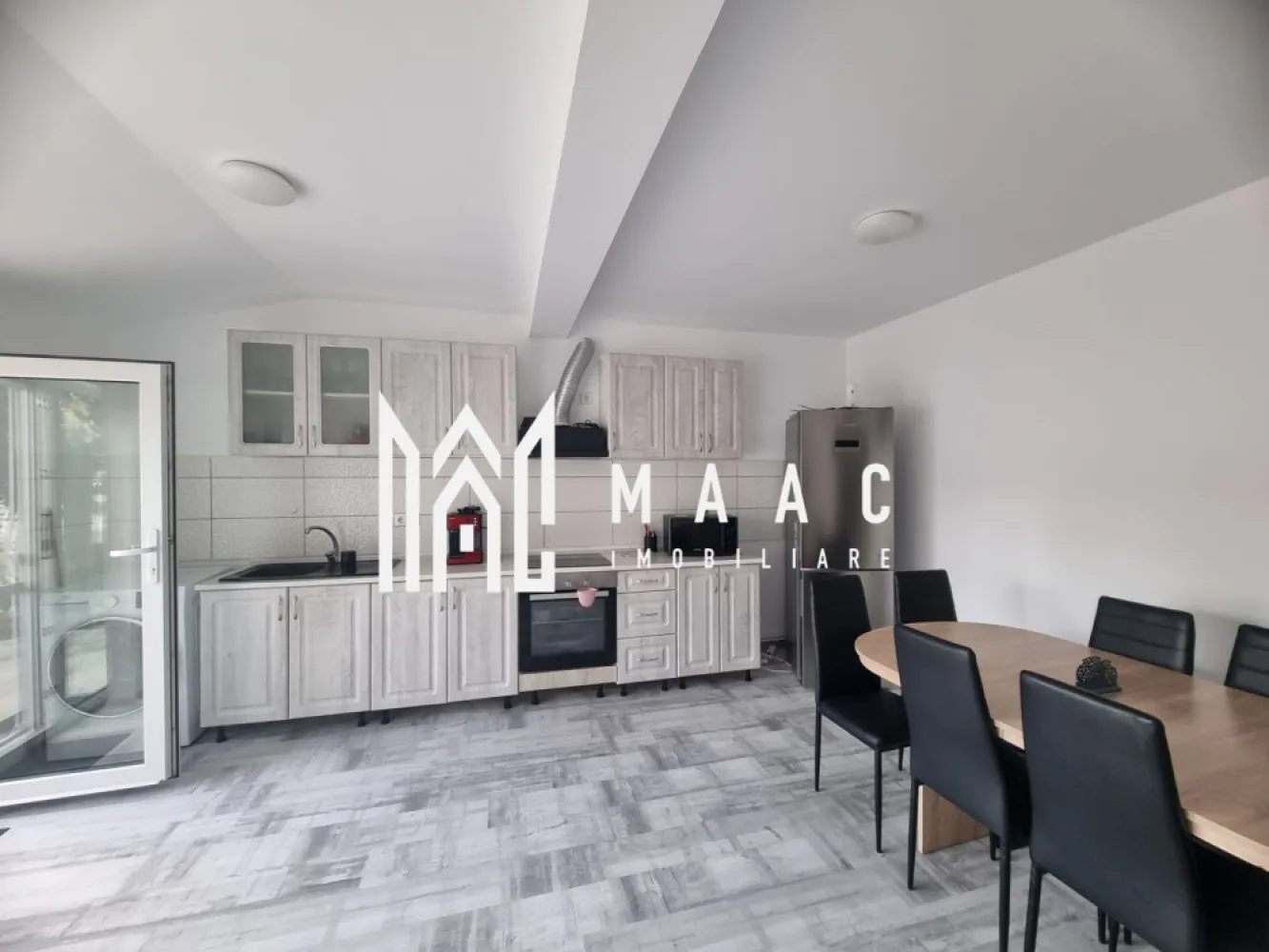 Casa 5 Camere | Curte | Pivniță | Turnișor - MAAC Imobiliare vă propune spre vânzare o casă cu două apartamente situată în Turnișor. Compartimentare: Apartamentul 1: Living open-space generos cu bucătărie complet utilată 2 dormitoare luminoase și spațioase 1 baie modernă și funcțională Apartamentul 2: Sufragerie primitoare Bucătărie situată la demisol 1 dormitor confortabil 1 baie și hol de acces Facilități: Curte, ideală pentru relaxare și activități în aer liber Pivniță și terasă, oferind spațiu suplimentar de depozitare și locuri de petrecere a timpului liber Localizare: Proprietatea este amplasată într-o zonă strategică, cu acces facil la instituții de învățământ, magazine și alte puncte de interes, fiind ideală pentru familii cu copii sau ca și investiție. Pentru mai multe detalii sau pentru a programa o vizionare vă rugăm să ne contactați specificând ID: CP2087191 }}
