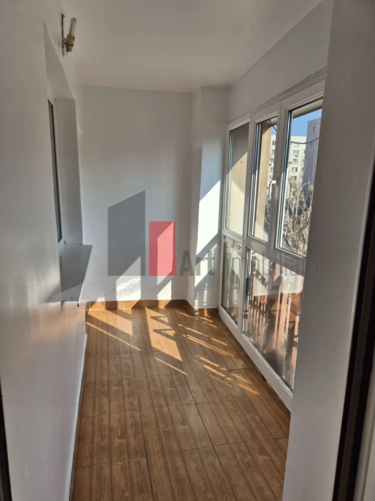 Vanzare apartament 4 camere Lujerului - Oferin spre vanzare apartament de 4 camere cu o suprafata de 93,50 mp. Constructia a fost finalizata in 1994, si are o compartimentare decomandata. Apartamentul se afla la etajul 3, oferind o priveliste frumoasa asupra orasului, cu verere est si vest. Apartamentul este recent renovat, finisajele sunt de calitate, bloc anvelopat.
Locatia este excelenta, in apropiere de statii de autobuz, tramvai ( 41 in fata blocului) si metrou Lujerului la 250 m, facilitand accesul rapid in oras. In jurul apartamentului gasesti restaurante, piata, magazine si centre de sport, scola si gradinita cu program prelungit la 150 m. Parcurile si zonele verzi sunt la o distanta mica, ideale pentru petrecerea timpului liber (parcul Liniei la 300 m). Exista posibilitatea de a instala centrala de apartament teava de gaze ( diferita de cea comuna a blocului) este in fata usii.