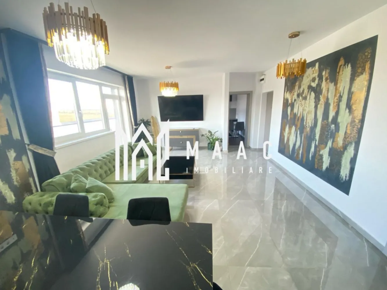 Penthouse | 3 camere | Terasa 110 mp | Jacuzzi - MAAC Imobiliare va propune spre vanzare un penthouse modern cu 3 camere, are o suprafata utila de 100 mp. situat la etajul 4/4, in zona Sura Mica. Se vinde complet mobilat si utilat cu : masina de spalat haine, masina de spalat vase, plita electrica, cuptor electic, cuptor cu microunde, frigider, TV. Compartimentare: living spatios si luminos cu iesire in terasa, bucataria separata si mobilata, 2 dormitoare, 2 bai cu geam de aerisire ( una are dus, iar cealalta are cada) si o terasa generoasa. Terasa cu super priveliste atat spre muntii Fagaras, cat si spre Paltinis, are zona de jacuzzi si are bucatarie exterioara cu gratar, minibar, coltar si loc de luat masa. In terasa accesul se face prin living si dormitor. Pentru mai multe detalii precizati telefonic ca ati vazut anuntul cu ID: CP2087025 }}