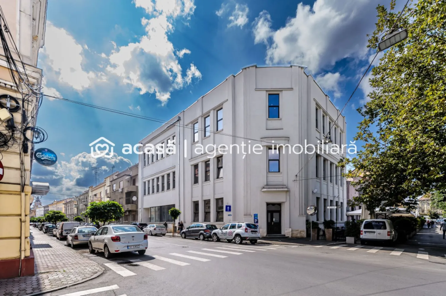 Clădire ultracentrală de vânzare Bulevardul Decebal Comision 0 - Comision 0%
Vă prezint în exclusivitate o oportunitate rară de achiziție a unei clădiri emblematice, situată pe cea mai bună și mai căutată arteră din Arad – Bulevardul Decebal.

✔ Regim de înălțime: demisol + parter + etaj 1 și 2
✔ Suprafață total construită: 1.900 mp
✔ Exterior complet renovat: fațadă și acoperiș tip terasă refăcute integral
✔ Interior open space – doar stâlpi și grinzi de susținere, ușor adaptabil oricărui tip de proiect
✔ Flexibilitate maximă pentru recompartimentare și personalizare

Această proprietate reprezintă o valoare de investiție unică, potrivită pentru:
• Sediu de firmă sau instituție
• Centru de birouri moderne
• Clinici medicale, centre educaționale
• Spații comerciale premium

Locația face diferența: poziționarea ultracentrală, pe cel mai valoros bulevard al Aradului, garantează vizibilitate maximă, prestigiu și acces facil.

📍 O clădire care poate deveni fundamentul unui business de succes, exact în inima orașului.

📞 Pentru detalii și programarea unei vizionări:
Blaga Flavius – 0754467525 Consultant imobiliar acreditat APAIR (Asociația Profesională a Agenților Imobiliari din România)

Nu dispui de toată suma? Te ajutăm noi gratuit! Îți obținem oferte de la 16 bănci.
Ai o proprietate de vânzare în Arad și vrei să știi cât valorează cu adevărat?

Birou: ACASĂ | Agenție imobiliară Arad
Adresă: Bulevardul Decebal 2, Arad 310133