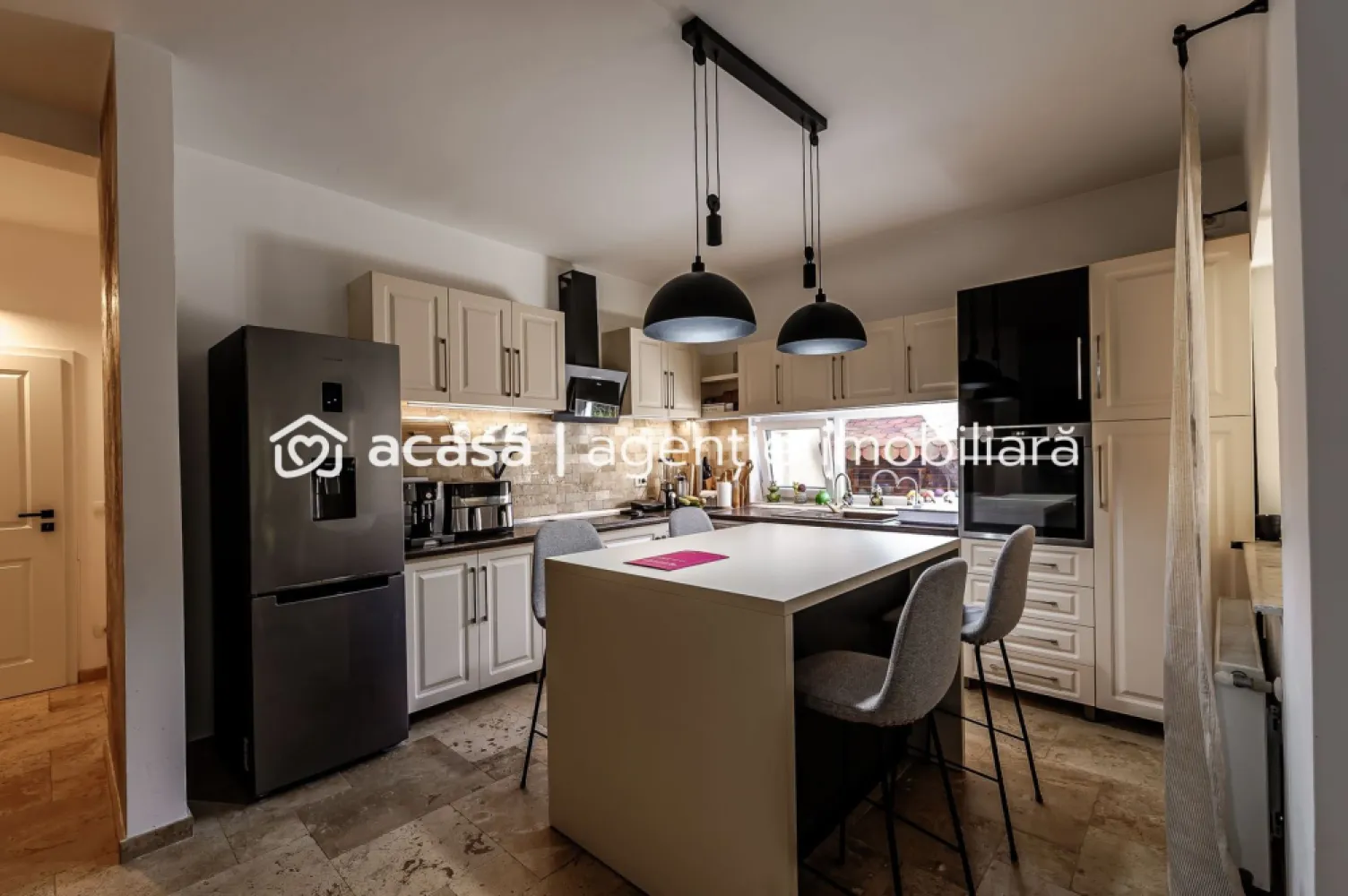 Casă de vânzare – Via Carmina, Vladimirescu -zonă rezidențială premium - Descoperă o locuință modernă și complet utilată, ideală pentru o familie care își dorește confort, spațiu și acces rapid către oraș.
📍 Localizare premium: Cartier Via Carmina, Vladimirescu – zonă liniștită, apreciată pentru comunitate și acces facil la Arad.

🏡 Detalii proprietate:
Suprafață utilă: 129 mp
Teren: 250 mp
2 fronturi stradale – vizibilitate și accesibilitate superioară
Casă parter + mansardă
Garaj și magazie incluse
✨ Compartimentare eficientă:
Parter: living spațios cu bucătărie open-space, baie modernă și dormitor luminos
Mansardă: 2 dormitoare, dressing generos și baie + 2 balcoane
🌿 Dotări speciale:
Podele din travertin natural – eleganță, durabilitate și un plus de rafinament în întreaga casă
Sistem de irigații automatizat cu apă din fântână proprie
Curte amenajată pentru relaxare și timp liber
🔑 Avantaj major: Casa se vinde complet mobilată și utilată – te muți imediat, fără investiții suplimentare!

Nu dispui de toată suma? Te ajutăm noi gratuit! Îți obținem oferte de la 16 bănci.

Ai o proprietate de vânzare în Arad și vrei să știi cât valorează cu adevărat?
Sună-mă pentru o evaluare gratuită, fără obligații.

📞 Pentru detalii și vizionări:
Lucian Marc – Consultant Imobiliar Acasa Arad
Telefon: 0746 093 329

🏢 ACASA | Agenție Imobiliară Arad
Adresă: Bulevardul Decebal 2, Arad 310133