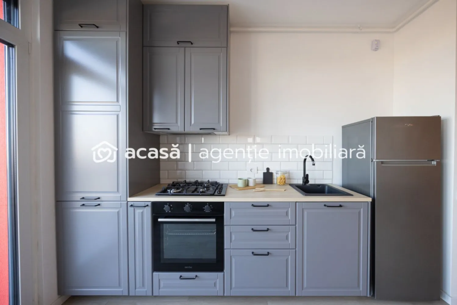 Apartament nou complex ARED - Comision 0% - Când alegi o locuință, alegi de fapt cât de mult timp liber vei avea. În noul bloc din complexul ARED City, propunem un apartament de 2 camere gândit pentru cei care prețuiesc tehnologia, siguranța și eficiența absolută.

Cu predare la 30 noiembrie 2026, această proprietate este o soluție „la cheie” într-unul dintre cele mai bine cotate ecosisteme rezidențiale din Arad.

De ce să alegi această locuință?

Gata pentru tine: Se predă complet mobilat și echipat cu sistem Smart Home. Tot ce trebuie să faci este să te bucuri de noul tău spațiu.

Standard NZEB: Datorită termoizolației de 20 cm și eficienței energetice ridicate, costurile de întreținere sunt minime, iar confortul termic este constant.

Logistică și Siguranță: Ai propriul loc de parcare inclus, acces securizat prin 4 puncte de intrare în complex și supraveghere video 24/7.

Calitatea vieții: Complexul oferă parcuri amenajate și spații verzi, fiind mediul ideal pentru deconectare chiar acasă.

📍 ARED City, zona IMAR
📐 2 camere (Living open-space + Dormitor)
🚗 Loc de parcare inclus
💰 125.744 € (TVA 21% inclus)

Este mai mult decât un apartament; este siguranța unei investiții într-un brand imobiliar de încredere.
 
ATENȚIE! Poze cu titlu ilustrativ.

Pentru detalii:
Jasmina Uglesits - 0740814770 Consultant imobiliar - Agenția ACASĂ Arad

Nu dispui de toată suma? Te ajutăm noi gratuit! Îți obținem oferte de la 16 bănci.

Ai o proprietate de vânzare în Arad și vrei să știi cât valorează cu adevărat?
Sună-mă pentru o evaluare gratuită, fără obligații.

Birou: ACASĂ | Agenție imobiliară Arad
Bulevardul Decebal 2, Arad 310133