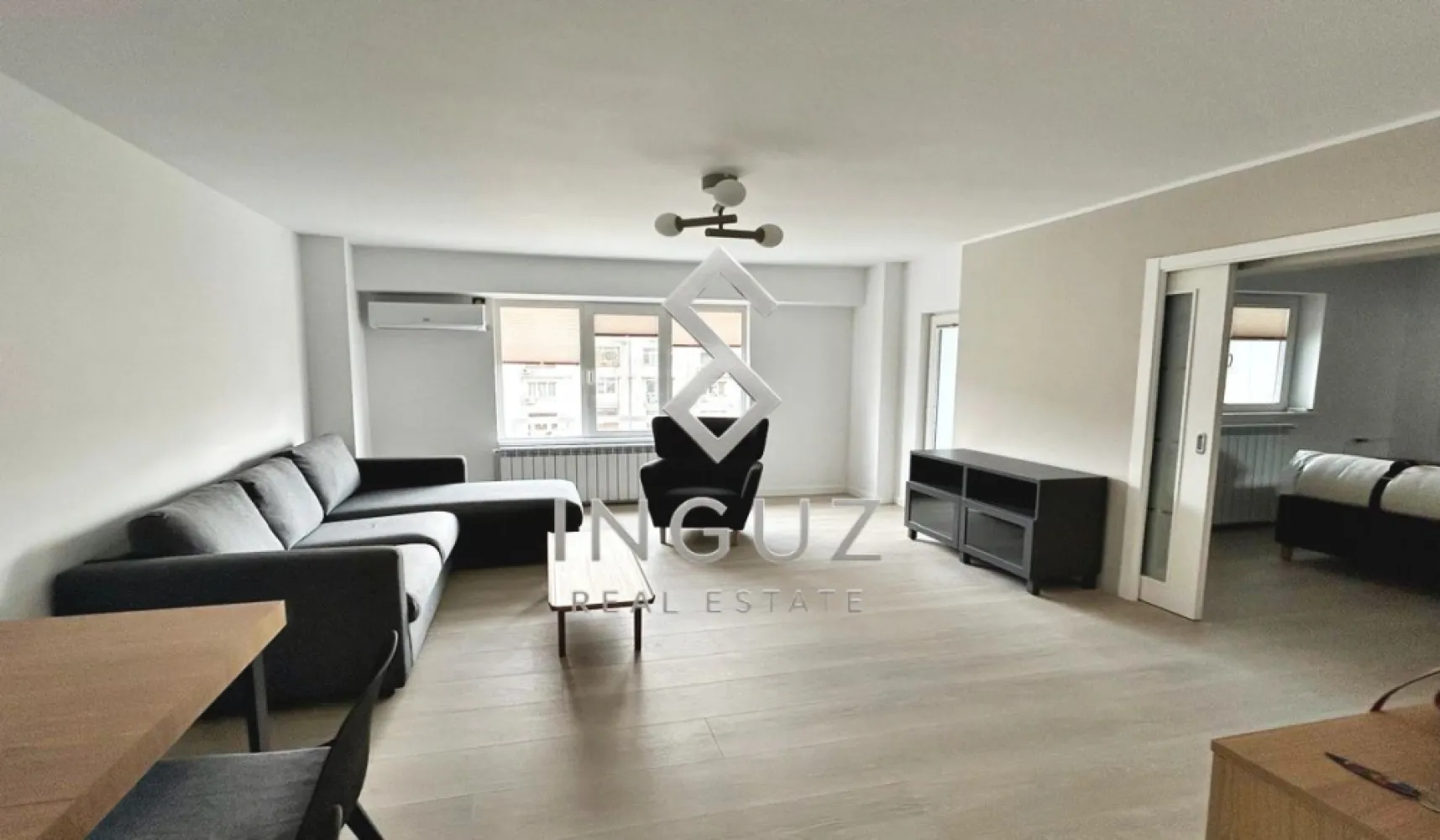 DE ÎNCHIRIAT – Apartament 3 camere | Octavian Goga – Unirii, București - DE ÎNCHIRIAT – Apartament 3 camere | Octavian Goga – Unirii, București

850 € / lună

Apartament complet renovat, modern, cu totul nou, situat într-o zonă centrală – Unirii, pe Bulevardul Octavian Goga.

📍 Detalii proprietate:

• 3 camere decomandate
• Suprafață utilă: 80 mp
• Etaj: 6 / 8
• Confort 1
• Bloc cu lift
• Centrală de imobil pe gaz
• Aer condiționat
• Complet mobilat și utilat
• Renovare totală – totul nou
• Disponibil imediat

📌 Locație:

• Zonă centrală – Unirii
• Acces rapid către transport public (metrou, autobuz, tramvai)
• Aproape de centre comerciale, restaurante și zone de business
• Ideal pentru locuit confortabil în oraș

📄 Condiții:

• Preț: 850 € / lună
• Contract pe termen lung
• Garanție standard
• Comision agenție: 50% din chirie

Inguz Real Estate

📱 +40 774 017 567 (WhatsApp)
✉️ info.inguzrealestate.com