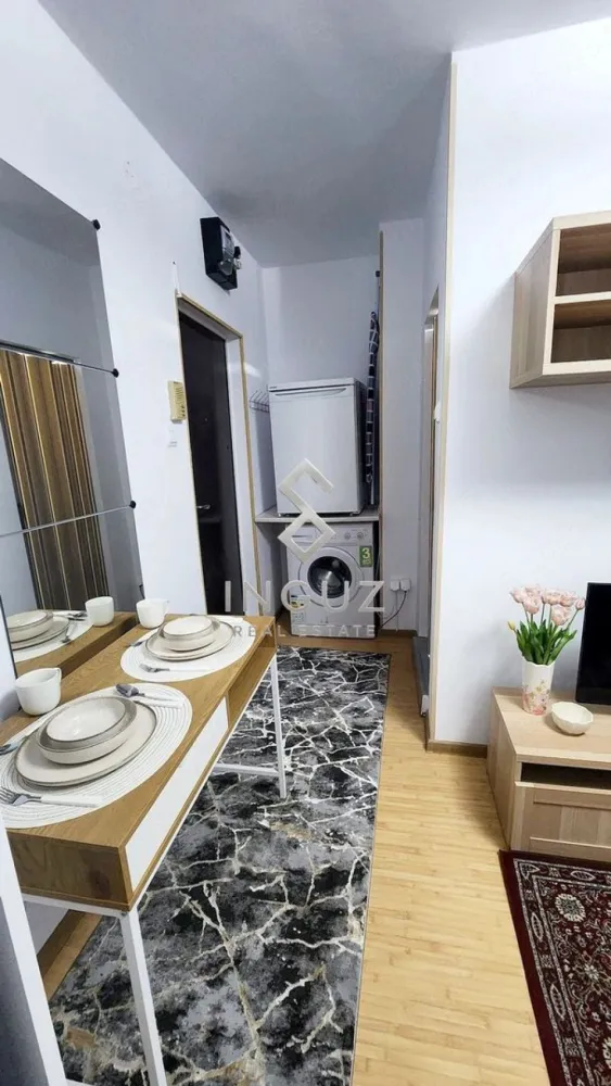 Garsonieră de închiriat – zona Titan | 1 Decembrie 1918 – București - Garsonieră de închiriat – zona Titan | 1 Decembrie 1918 – București

290 € / lună | 18 mp | etaj 9/10

Garsonieră complet mobilată și utilată, ideală pentru locuit pe termen lung, situată într-o zonă foarte bună, lângă Auchan Titan – strada Postăvarului (stradă principală).

• Suprafață: 18 mp
• Etaj: 9 din 10
• An construcție: 1979
• Compartimentare: decomandat
• Mobilată și utilată modern
• Gaz, frigider, TV, mașină de spălat, aer condiționat, ușă metalică
• Bloc reabilitat termic

Preț: 290 € / lună + 1 lună garanție

Comision agenție: 50% dintr-o chirie

Inguz Real Estate