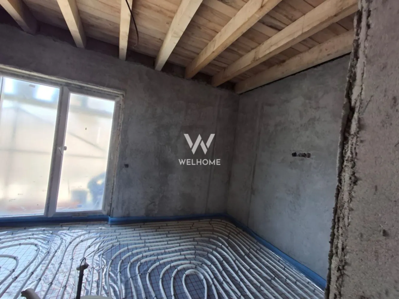 Casa 4 camere, tip duplex, de vanzare, Calea Cisnadiei, Sibiu - Situată într-una dintre cele mai apreciate zone rezidențiale din apropierea orașului Sibiu – Calea Cisnădiei, această casă tip duplex reprezintă alegerea ideală pentru cei care își doresc liniște, spațiu și confort modern, fără a renunța la accesul rapid către oraș.

Locuința are o suprafață utilă de 120 mp și este amplasată pe un teren de 260 mp, oferind un echilibru perfect între spațiul interior și cel exterior. Compartimentarea este gândită pentru a oferi funcționalitate și confort unei familii: 4 camere, dintre care 3 dormitoare spațioase, o bucătărie, 2 băi și zone de zi luminoase, ideale pentru momentele petrecute în familie.

Confortul termic este asigurat de încălzirea în pardoseală și de un sistem modern cu pompă de căldură, soluție eficientă energetic și prietenoasă cu mediul. Proprietatea dispune și de o terasă generoasă de 20 mp, perfectă pentru relaxare în aer liber, precum și de o curte spațioasă, ideală pentru grădinărit, loc de joacă pentru copii sau petrecerea timpului cu prietenii.

Casa se predă la stadiul de alb la interior, oferindu-vă libertatea de a o personaliza după propriul gust, iar exteriorul este finalizat la cheie. În plus, proprietatea include locuri de parcare și un spațiu suplimentar ce poate fi amenajat ca pivniță sau spațiu de depozitare, adăugând un plus de utilitate locuinței.

Zona Calea Cisnădiei este una în plină dezvoltare, apreciată pentru aerul curat, liniștea și priveliștile către munții din jurul Sibiului. În apropiere se regăsesc magazine, școli, grădinițe și facilități necesare vieții de zi cu zi, iar accesul către oraș este rapid. Natura din împrejurimi oferă multiple oportunități pentru plimbări, activități în aer liber și un stil de viață echilibrat.

Această proprietate îmbină confortul modern, spațiul generos și avantajele unei zone naturale deosebite, fiind o alegere excelentă pentru cei care caută o locuință nouă aproape de Sibiu.

Pret 220.000 euro, TVA inclus

Detalii si vizionare 0740066818, Cristina
