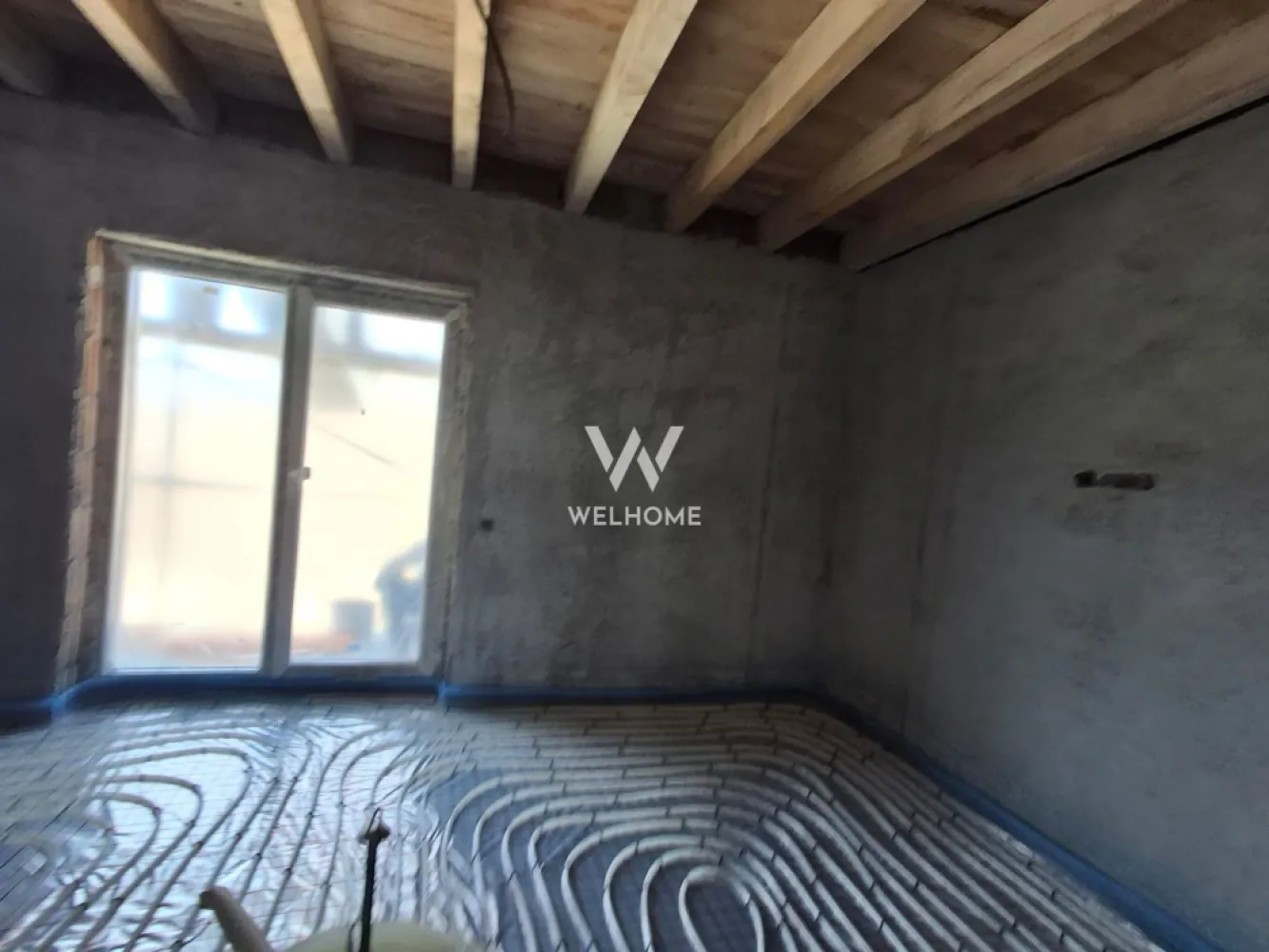 Casa 4 camere, tip duplex, de vanzare, Calea Cisnadiei, Sibiu - Situată într-una dintre cele mai apreciate zone rezidențiale din apropierea orașului Sibiu – Calea Cisnădiei, această casă tip duplex reprezintă alegerea ideală pentru cei care își doresc liniște, spațiu și confort modern, fără a renunța la accesul rapid către oraș.

Locuința are o suprafață utilă de 120 mp și este amplasată pe un teren de 260 mp, oferind un echilibru perfect între spațiul interior și cel exterior. Compartimentarea este gândită pentru a oferi funcționalitate și confort unei familii: 4 camere, dintre care 3 dormitoare spațioase, o bucătărie, 2 băi și zone de zi luminoase, ideale pentru momentele petrecute în familie.

Confortul termic este asigurat de încălzirea în pardoseală și de un sistem modern cu pompă de căldură, soluție eficientă energetic și prietenoasă cu mediul. Proprietatea dispune și de o terasă generoasă de 20 mp, perfectă pentru relaxare în aer liber, precum și de o curte spațioasă, ideală pentru grădinărit, loc de joacă pentru copii sau petrecerea timpului cu prietenii.

Casa se predă la stadiul de alb la interior, oferindu-vă libertatea de a o personaliza după propriul gust, iar exteriorul este finalizat la cheie. În plus, proprietatea include locuri de parcare și un spațiu suplimentar ce poate fi amenajat ca pivniță sau spațiu de depozitare, adăugând un plus de utilitate locuinței.

Zona Calea Cisnădiei este una în plină dezvoltare, apreciată pentru aerul curat, liniștea și priveliștile către munții din jurul Sibiului. În apropiere se regăsesc magazine, școli, grădinițe și facilități necesare vieții de zi cu zi, iar accesul către oraș este rapid. Natura din împrejurimi oferă multiple oportunități pentru plimbări, activități în aer liber și un stil de viață echilibrat.

Această proprietate îmbină confortul modern, spațiul generos și avantajele unei zone naturale deosebite, fiind o alegere excelentă pentru cei care caută o locuință nouă aproape de Sibiu.

Pret 220.000 euro, TVA inclus

Detalii si vizionare 0740066818, Cristina