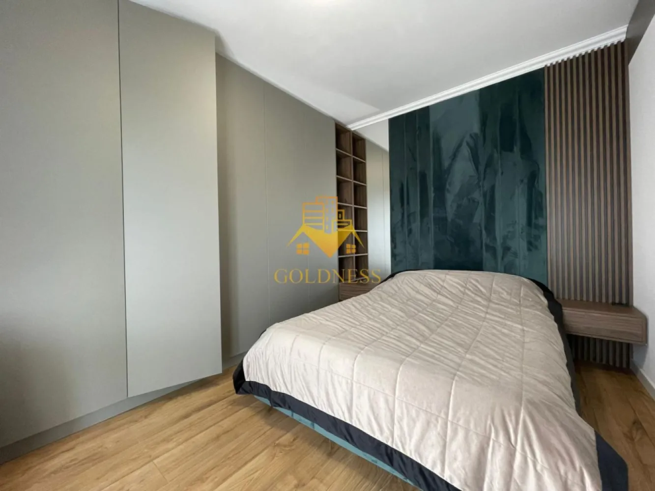 2 Camere decomandate, Parcare, West City, Calea Floresti,Manastur,Vivo - GOLDNESS Imobiliare vă propune spre închiriere un apartament cu 3 camere complet mobilat și utilat, la etajul 20 într-un imobil de 24 etaje, în Cartierul Manastur.
Parcare inclusa!
Se află în apropierea stațiilor de transport în comun, magazine, restaurante, spații verzi, farmacii, etc. 

Apartamentul este compartimentat astfel:
 - dormitor cu pat matrimonial, dressing, noptiere,TV
 - dormitor cu pat matrimonial, dressing, noptiere, Birou
 -bucatarie complet utilată și mobilată, loc de servit masa 
 - baie cu dus walk-in, calorifer port prosop și dulap pentru depozitare.
 - terasa de 12 mp.

Imobilul este dotat cu toate cele necesare- centrală proprie, frigider, aragaz, hotă, mașină de spălat haine, etc. 

Dacă sunteți interesați de acest apartament și doriți să îl vizionați, dar și pentru alte oferte nu ezitați să ne contactați telefonic sau prin e-mail. Vă stăm la dispoziție!
Pentru intermediere se percepe un comision de 50% din prețul chiriei!