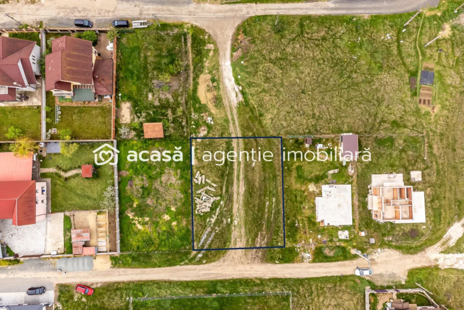 PRET NOU! Teren intravilan 748 mp - Sanleani, Arad - COMISION 0% - De vânzare teren de casă în Sânleani, la doar câțiva kilometri de Arad, cu o suprafață de 748 mp și un front stradal generos de 25 metri liniari.

✅ Ideal pentru construcția unei case – suficient spațiu pentru a-ți face locuința exact așa cum îți dorești!
✅ Utilitățile disponibile – gaz, curent, apă în fața parcelei
✅ Situat într-o zonă liniștită, perfectă pentru familii sau pentru cei care caută relaxare departe de agitația orașuluit
✅ Acces facil către Arad – locație excelentă pentru cei care lucrează în oraș, dar vor liniștea de la țară

Preț avantajos! Contactează-mă pentru mai multe detalii și pentru a programa o vizionare.

📞 0755 274 519 - Daniel Hord - Consultant imobiliar

Nu dispui de toată suma? Te ajutăm noi gratuit! Îți obținem oferte de la 16 bănci
Ai o proprietate de vânzare în Arad și vrei să știi cât valorează cu adevărat?
Sună-mă pentru o evaluare GRATUITĂ!

Birou: ACASĂ | Agenție imobiliară Arad 
Adresă: Bulevardul Decebal 2, Arad 310133