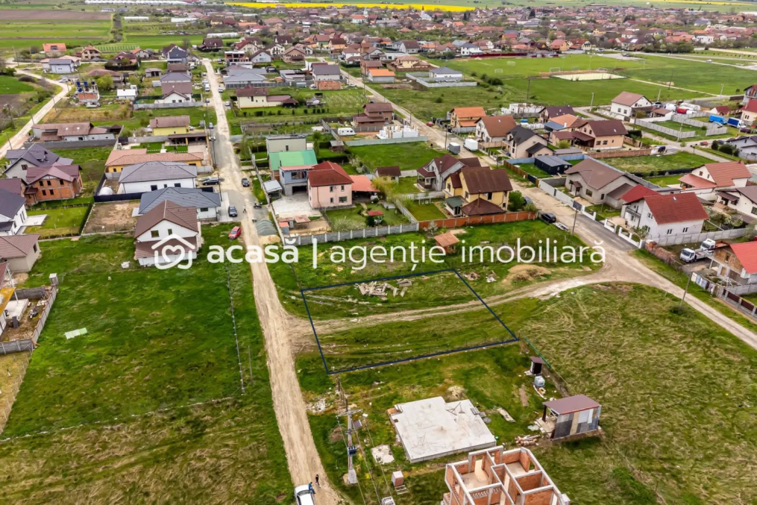 PRET NOU! Teren intravilan 748 mp - Sanleani, Arad - COMISION 0% - De vânzare teren de casă în Sânleani, la doar câțiva kilometri de Arad, cu o suprafață de 748 mp și un front stradal generos de 25 metri liniari.

✅ Ideal pentru construcția unei case – suficient spațiu pentru a-ți face locuința exact așa cum îți dorești!
✅ Utilitățile disponibile – gaz, curent, apă în fața parcelei
✅ Situat într-o zonă liniștită, perfectă pentru familii sau pentru cei care caută relaxare departe de agitația orașuluit
✅ Acces facil către Arad – locație excelentă pentru cei care lucrează în oraș, dar vor liniștea de la țară

Preț avantajos! Contactează-mă pentru mai multe detalii și pentru a programa o vizionare.

📞 0755 274 519 - Daniel Hord - Consultant imobiliar

Nu dispui de toată suma? Te ajutăm noi gratuit! Îți obținem oferte de la 16 bănci
Ai o proprietate de vânzare în Arad și vrei să știi cât valorează cu adevărat?
Sună-mă pentru o evaluare GRATUITĂ!

Birou: ACASĂ | Agenție imobiliară Arad 
Adresă: Bulevardul Decebal 2, Arad 310133