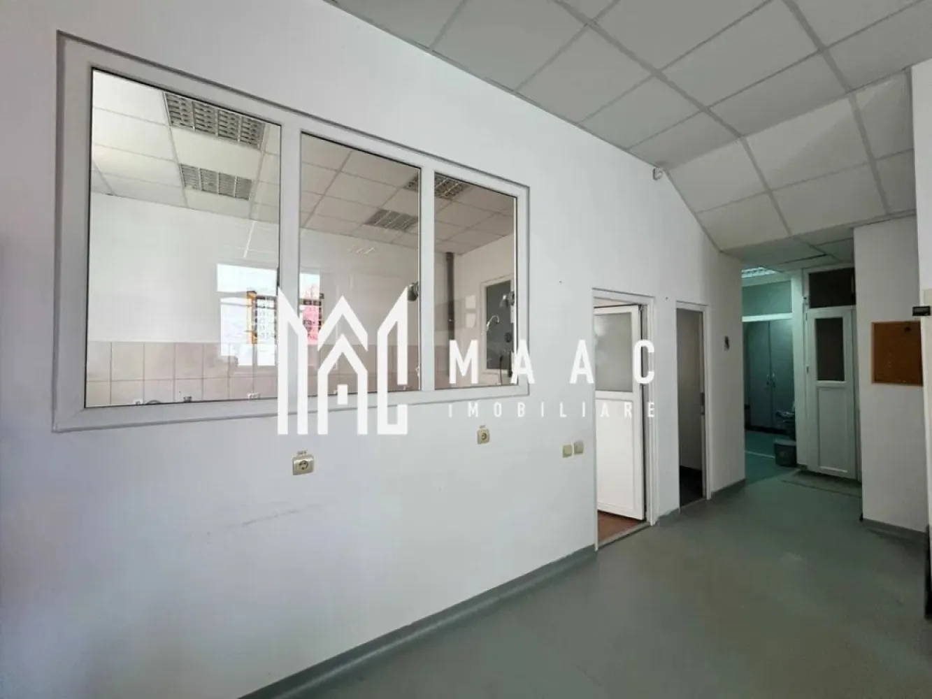 Spatiu I Pretabil Cabinet Stomatologic I Piata Cibin - Va propunem spre vanzare un spatiu cu schimbare de destinatie pretabil cabinet stomatologic situat la parterul unui imobil din zona Piata Cibin. Spatiul a functionat ca si cabinet stomatologic. Proprietatea cuprinde: hol intrare, sala de asteptare, grup sanitar, hol acces, cabinete medicale, grup sanitar, spatiu de depozitare. Aferent: loc de parcare. Accesul se face prin intrare proprie. Disponibil imediat. Zona cu potential economic, acces rapid la mijloace de transport, centrul orasului. Pentru mai multe detalii, precizati telefonic ca ati vazut anuntul cu ID: CP2085852 }}