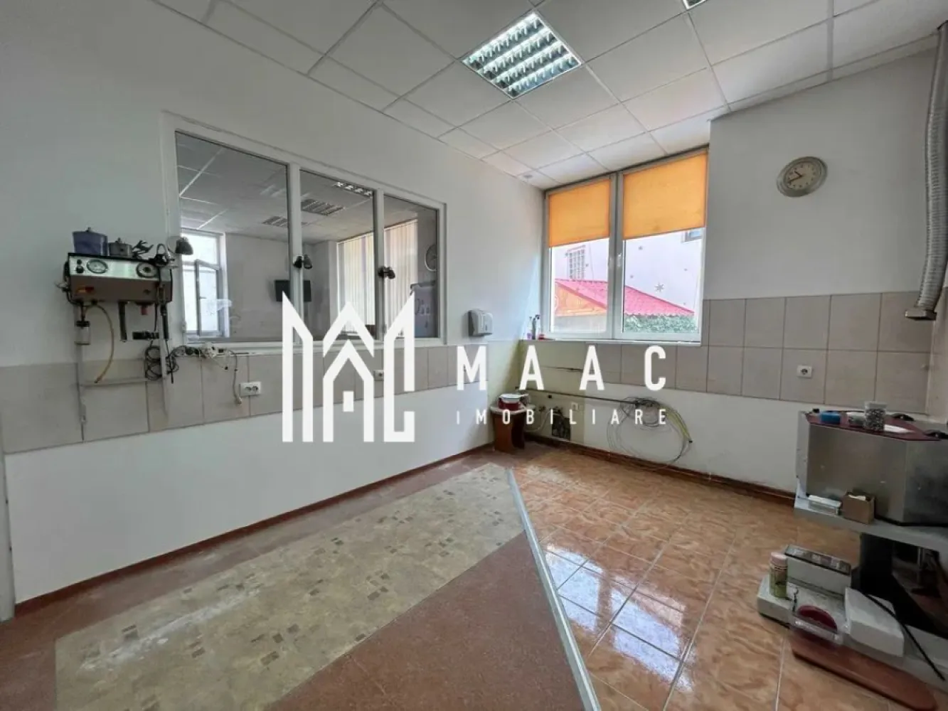 Spatiu I Pretabil Cabinet Stomatologic I Piata Cibin - Va propunem spre vanzare un spatiu cu schimbare de destinatie pretabil cabinet stomatologic situat la parterul unui imobil din zona Piata Cibin. Spatiul a functionat ca si cabinet stomatologic. Proprietatea cuprinde: hol intrare, sala de asteptare, grup sanitar, hol acces, cabinete medicale, grup sanitar, spatiu de depozitare. Aferent: loc de parcare. Accesul se face prin intrare proprie. Disponibil imediat. Zona cu potential economic, acces rapid la mijloace de transport, centrul orasului. Pentru mai multe detalii, precizati telefonic ca ati vazut anuntul cu ID: CP2085852 }}