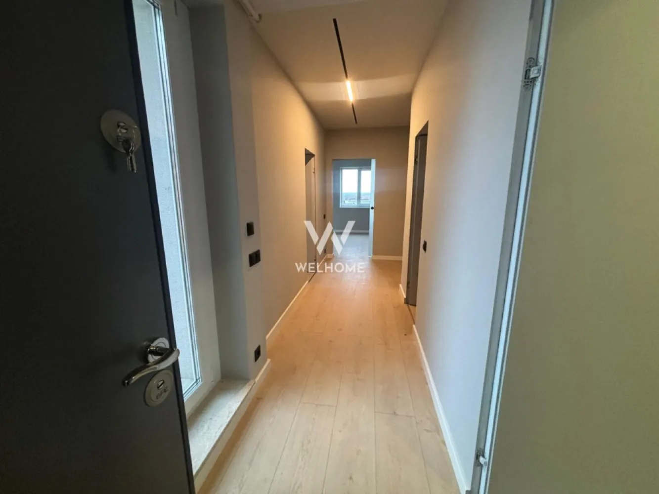 Penthouse cu 2 TERASE de 200 mp in SIBIU - Penthouse LA CHEIE cu terasa pe soare si vedere panoramica catre oras!
Locuinta luminoasa cu acces din zona de zi, de unde te poti bucura atat de rasarit cat si de apus.

Vine cu o suprafata utila: 91mp
iar cele 2 terase insumeaza 200mp.
Are o compartimentare utila: 
-Hol de acces care duce catre toate camerele dar din care se poate face si acces in terasa
-bucatarie
-baie
-camara, 
-doua dormitoare, 
-dressing,
-living cu iesire pe terasa
Terasa de pe primul nivel are 127 mp si ofera acces si pe cea de a doua terasa, la fel de generoasa, ambele cu vedere panoramica.

Stadiu de predare al locuintei este LA CHEIE INTERIOR/EXTERIOR cu materiale premium, prize si intrerupatoare Schneider, sistem audio cu boxe montate in tot apartamentul si instalatie de climatizare, lumini ambientale, usi, terase pregatite pentru jacuzzi/piscina.
Finisaje de calitate superioara.

Penthouse-ul este intabulat si te poti muta IMEDIAT.
Beneficiezi de 2 locuri de parcare incluse in pret, unul suprateran si unul subteran.

PRET: 260.000 euro (tva de 21% inclus)
Contact:Cosmin-0743292794