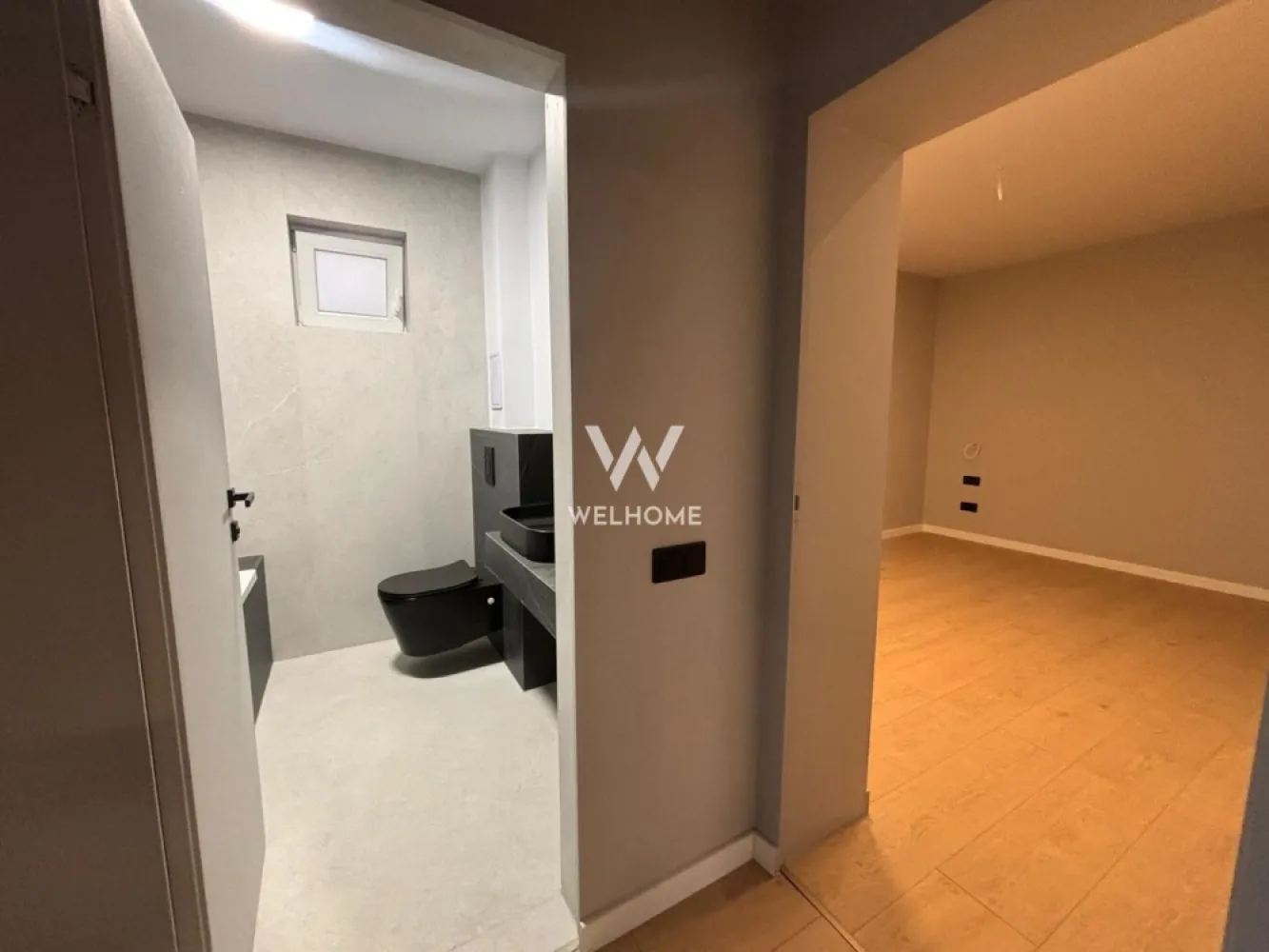Penthouse cu 2 TERASE de 200 mp in SIBIU - Penthouse LA CHEIE cu terasa pe soare si vedere panoramica catre oras!
Locuinta luminoasa cu acces din zona de zi, de unde te poti bucura atat de rasarit cat si de apus.

Vine cu o suprafata utila: 91mp
iar cele 2 terase insumeaza 200mp.
Are o compartimentare utila: 
-Hol de acces care duce catre toate camerele dar din care se poate face si acces in terasa
-bucatarie
-baie
-camara, 
-doua dormitoare, 
-dressing,
-living cu iesire pe terasa
Terasa de pe primul nivel are 127 mp si ofera acces si pe cea de a doua terasa, la fel de generoasa, ambele cu vedere panoramica.

Stadiu de predare al locuintei este LA CHEIE INTERIOR/EXTERIOR cu materiale premium, prize si intrerupatoare Schneider, sistem audio cu boxe montate in tot apartamentul si instalatie de climatizare, lumini ambientale, usi, terase pregatite pentru jacuzzi/piscina.
Finisaje de calitate superioara.

Penthouse-ul este intabulat si te poti muta IMEDIAT.
Beneficiezi de 2 locuri de parcare incluse in pret, unul suprateran si unul subteran.

PRET: 260.000 euro (tva de 21% inclus)
Contact:Cosmin-0743292794