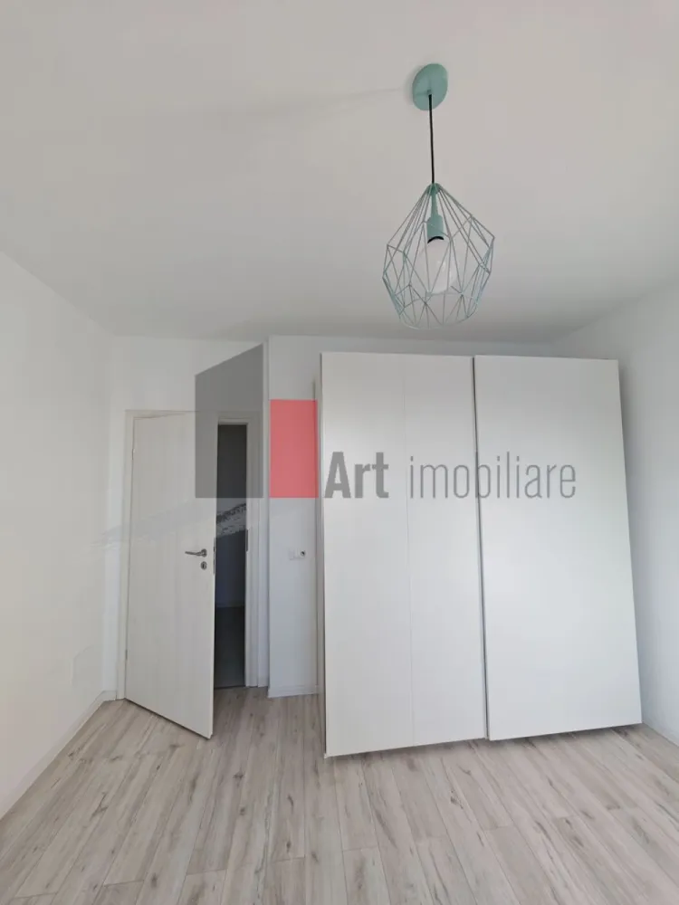 Apartament cu 2 camere de vanzare -Pacii-cu centrala-semimobilat si utilat - Va propunem, un apartament cu doua camera de vanzare, decomandat, situat in zona Pacii, Preciziei, in complexul Envogue Residence (se intra din bulevardul Iuliu Maniu pe Drumul Rotii-ca punct de reper) , sector 6, cu centrala termica, semimobilat si utilat, cu aer conditionat, cu o suprafata de 55 mp, intr-un bloc construit in anul 2020, cu bucatarie utilata si inchisa (cu Frigider-Samsung, masina de spalat-Samsung, cuptor electric +plita pe gaz-Fornelli), cu balcon mare inchis (canapeaua din balcon nu mai este), la o distanta de 20 minute de metrou Preciziei. Se poate vinde semimobilat sau nu. Orientare pe Sud, avem soare intre 9-14. Actele sunt la zi, gata de mutare! In zona (in incinta blocului) gasim locuri de joaca pentru copii, parc, la cateva minute mai gasim, supermarketuri Aushan, Penny, Mega Image, Froo, statie de autobuz aproape de bloc!