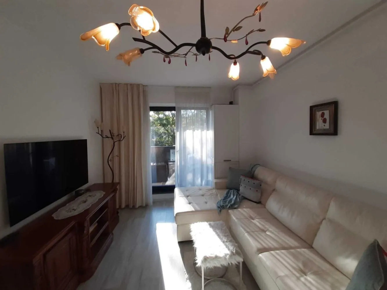 Apartament de lux in inima Copoului. - Proprietar, vând apartament cu 2 camere, cu suprafața de 50 metri pătrați, cu terasă însorită, la et. 3, într-un bloc nou, intabulat, cu doar 3 etaje, cu lift modern, in Rezidențial Stoicescu, in mijlocul celor mai frumoase spații verzi din Copou, vis-a-vis de Parcul Expoziției și Gradina botanică, mobilat cu mobilier de lux din lemn masiv și aparatură electrocasnică de înaltă tehnologie, cu încălzire in pardoseala, la S-E, într-o zona foarte liniștită și cu acces facil la toate mijloacele de transport in comun, supermarketuri, magazine de interes general, cafenele și restaurante.