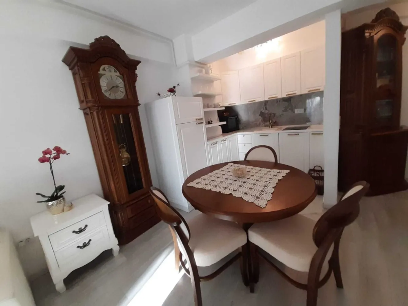Apartament de lux in inima Copoului. - Proprietar, vând apartament cu 2 camere, cu suprafața de 50 metri pătrați, cu terasă însorită, la et. 3, într-un bloc nou, intabulat, cu doar 3 etaje, cu lift modern, in Rezidențial Stoicescu, in mijlocul celor mai frumoase spații verzi din Copou, vis-a-vis de Parcul Expoziției și Gradina botanică, mobilat cu mobilier de lux din lemn masiv și aparatură electrocasnică de înaltă tehnologie, cu încălzire in pardoseala, la S-E, într-o zona foarte liniștită și cu acces facil la toate mijloacele de transport in comun, supermarketuri, magazine de interes general, cafenele și restaurante.