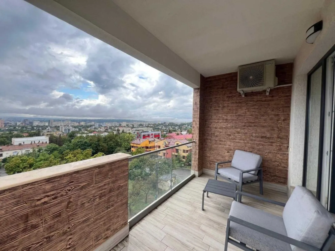 Ap 2 cam 71mp Et 4/5 Centru Vedere Panoramica Oras, Parcare inclusa. - Apartament 2 Camere - Centru - Vedere Panoramica asupra Orasului Iasi, Parcare inclusa. 

Mobilier si electrocasnice noi. 

Finisaje premium: marmura, parchet triplu Stratificat.
Incalzire prin pardoseala TECE & aer conditionat Daikin.

Zona linisita la 5 min de Palas Mall. 

Complexul este nou, dispune de lift, etaj 4/5, bloc mic, an constructie bloc 2022.