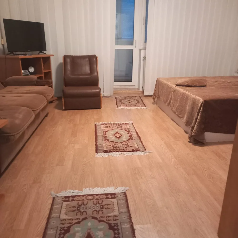 Garsoniera zona stadion - Garsoniera zona stadion Primăverii suprafață 46m pătrați cu balcon circular 9m patrati. Etaj 2 încălzire Termoficare. Dispune de o boxa.&nbsp;