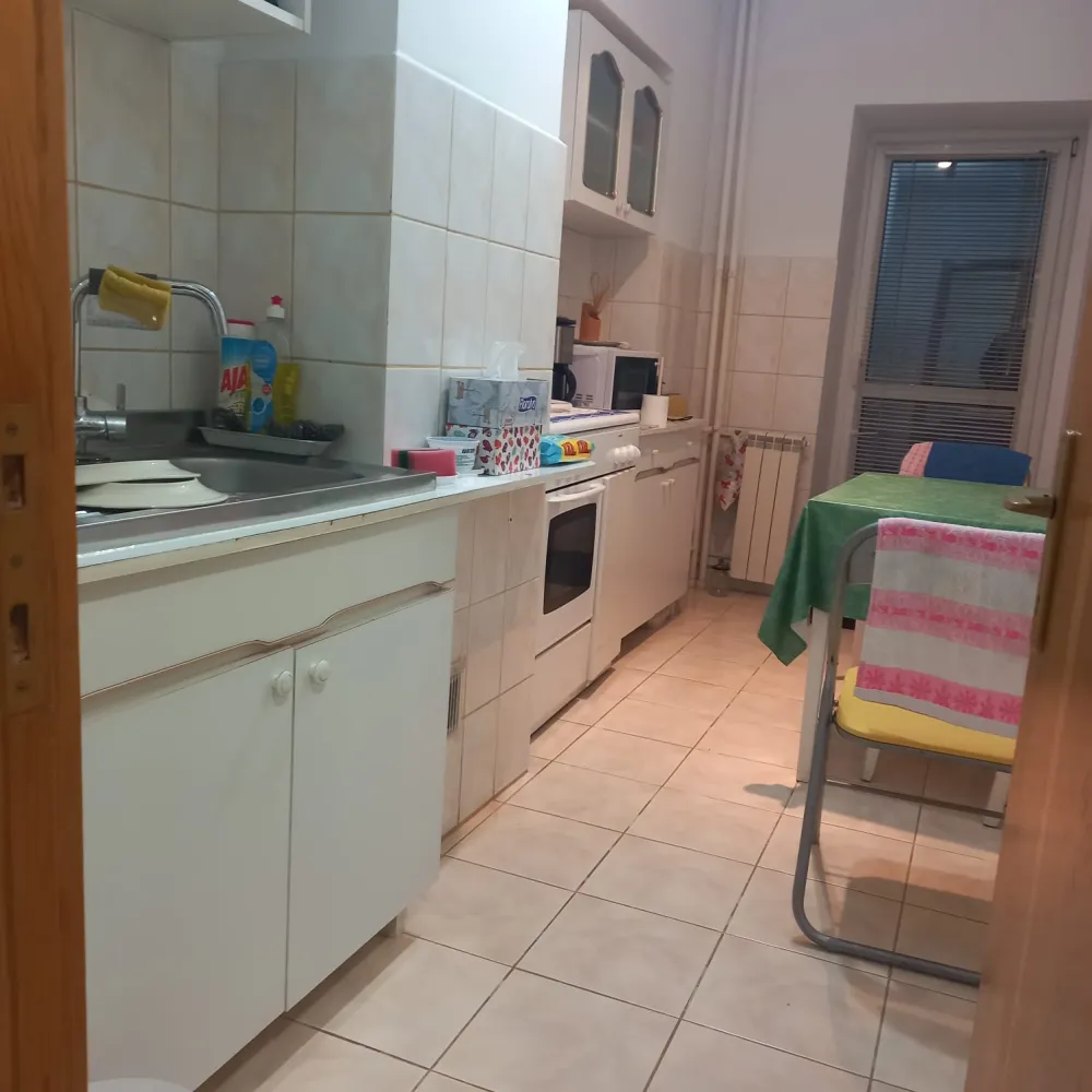 Garsoniera zona stadion - Garsoniera zona stadion Primăverii suprafață 46m pătrați cu balcon circular 9m patrati. Etaj 2 încălzire Termoficare. Dispune de o boxa.&nbsp;
