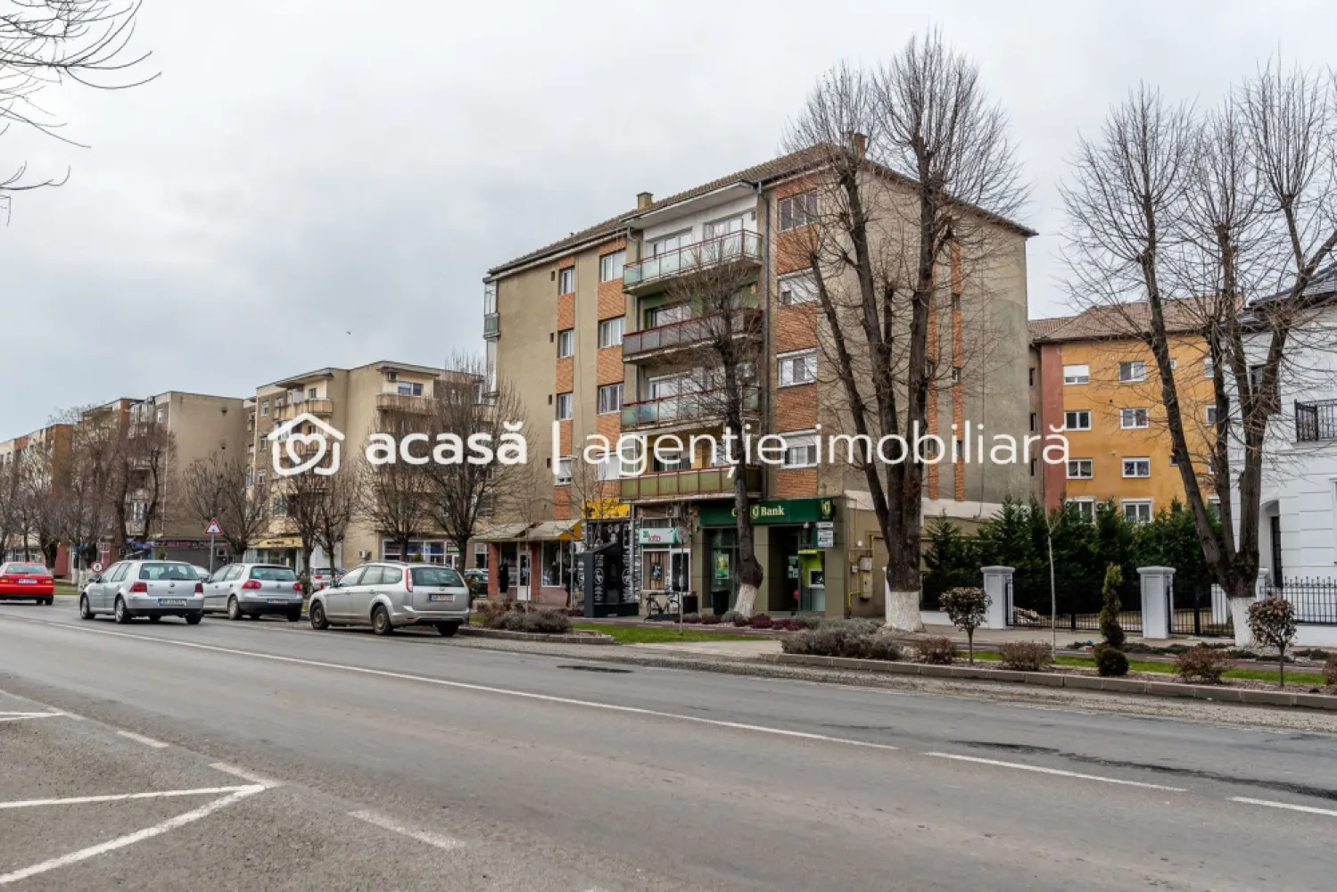 Apartament spatios in centrul orasului Chisineu Cris - Oferim spre vânzare un apartament excepțional cu 4 camere, perfect pentru o familie cu unul sau doi copii care dorește să fie mai aproape de școală și facilități urbane. 

Amplasat în cea mai bună locație din Chișineu-Criș, acest apartament se află într-un bloc cu cele mai mari apartamente din zonă.
 
Beneficiați de camere foarte mari, 2 balcoane spațioase și o vedere splendidă atât spre bulevard, cât și spre curtea interioară a blocului. 

Locația vă oferă acces rapid la unitățile de învățământ și la principalele magazine ale orașului, cum ar fi Lidl și Penny, care sunt la doi pași. 

În plus, aveți la dispoziție un garaj în folosință. 

Apelați acum: 0742543526 Mihai Bica

O astfel de oportunitate nu trebuie ratată!