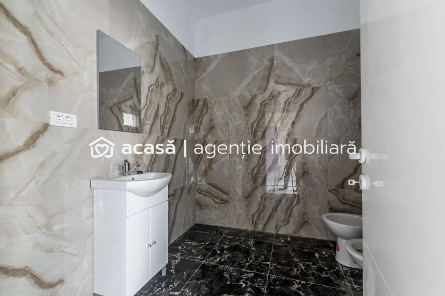 Apartament in bloc nou la INTIM etaj 2 cu loc de parcare Comision 0 - Comision 0%
Preț repoziționat 
Se oferă spre vânzare apartament cu 1 dormitor, situat într-un bloc nou construit, în zona Intim, la etajul 2, într-un imobil modern, cu lift.

Apartamentul este bine compartimentat și luminos, având:
living cu bucătărie open space
dormitor
baie
balcon foarte spațios
Incalzirea este in pardoseala si se face cu centrala proprie pe gaz.
Un mare avantaj îl reprezintă locul de parcare inclus, aspect important în zonă.

Deși imobilul se află în apropierea unei intersecții foarte circulate, apartamentul este retras față de trafic, oferind liniște și intimitate, fiind ideal atât pentru locuit, cât și pentru investiție.

📍 Zonă bine conectată
🚗 Loc de parcare inclus
📈 Investiție excelentă pentru închiriere

📞 Pentru detalii și programarea unei vizionări:
Blaga Flavius – 0754467525 Consultant imobiliar acreditat APAIR (Asociația Profesională a Agenților Imobiliari din România)

Nu dispui de toată suma? Te ajutăm noi gratuit! Îți obținem oferte de la 16 bănci.
Ai o proprietate de vânzare în Arad și vrei să știi cât valorează cu adevărat?

Birou: ACASĂ | Agenție imobiliară Arad
Adresă: Bulevardul Decebal 2, Arad 310133