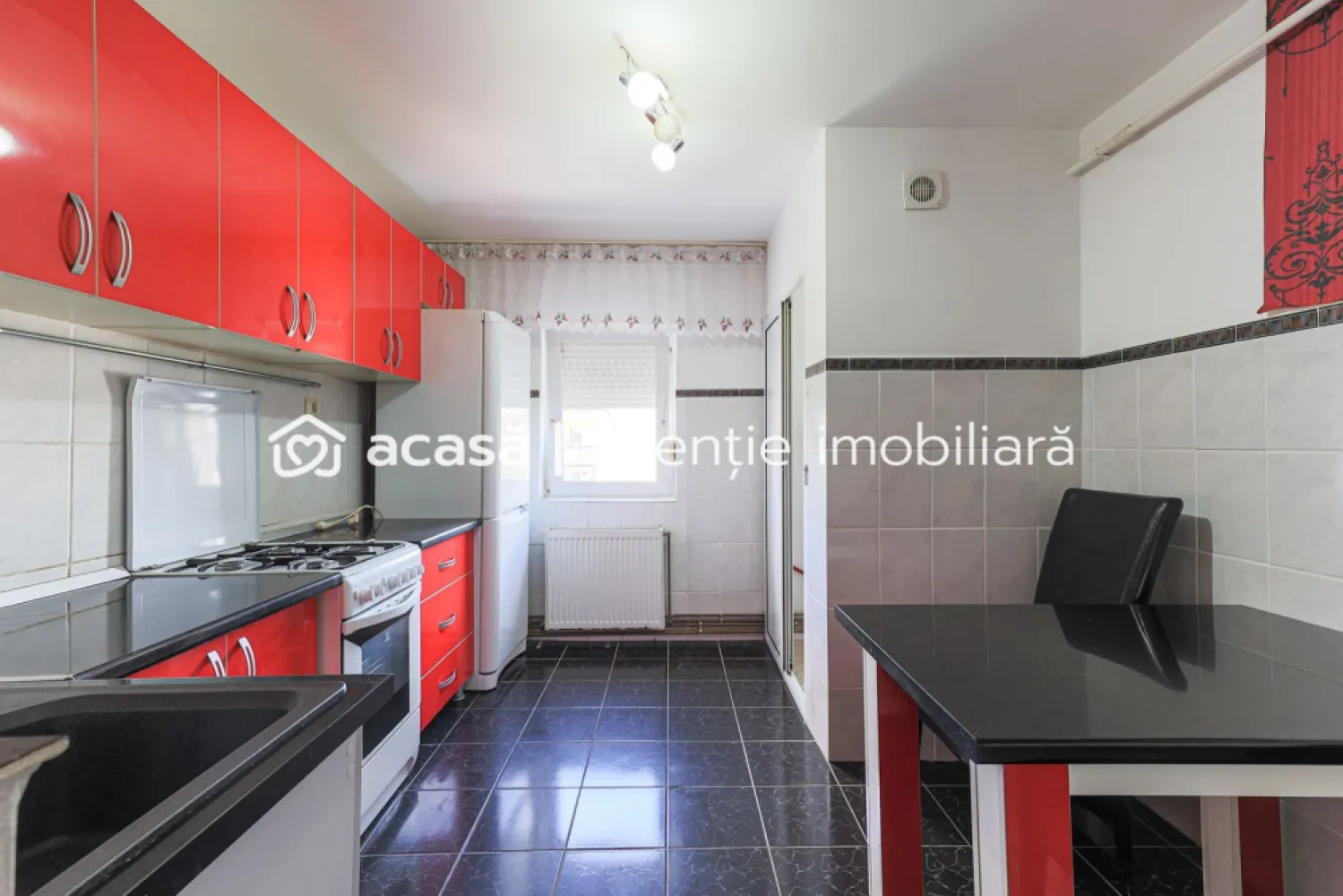 REZERVAT! Apartament 2 camere - Micalaca - COMISION 0% - Vă propunem spre vânzare un apartament cu 2 camere semidecomandat, situat în zona Piața Miorița din cartierul Micălaca, Arad

📐 Suprafață construită: 71 mp (conform CF)
🏢 Etaj: 4/4

Compartimentare:
- sufragerie spațioasă
- dormitor
- bucătărie cu cămară
- baie
- balcon
-2 holuri

Dotări și avantaje:
- se vinde mobilat și utilat
- geamuri termopan cu rolete
- centrală termică pe gaz

Apartamentul este ideal atât pentru locuință personală cât și pentru investiție, fiind potrivit pentru închiriere pe termen lung.
📍 Locația este excelentă, în apropiere de mijloace de transport, magazine și puncte de interes din Micălaca.

Pentru mai multe detalii, dar si pentru a programa o vizionare: 0755 274 519 - Daniel Hord - Consultant imobiliar.

Nu dispui de toată suma? Te ajutăm noi gratuit! Îți obținem oferte de la 16 bănci.
Ai o proprietate de vânzare în Arad și vrei să știi cât valorează cu adevărat?
Sună-mă pentru o evaluare GRATUITĂ!

Birou: ACASĂ | Agenție imobiliară Arad
Adresă: Bulevardul Decebal 2, Arad 310133