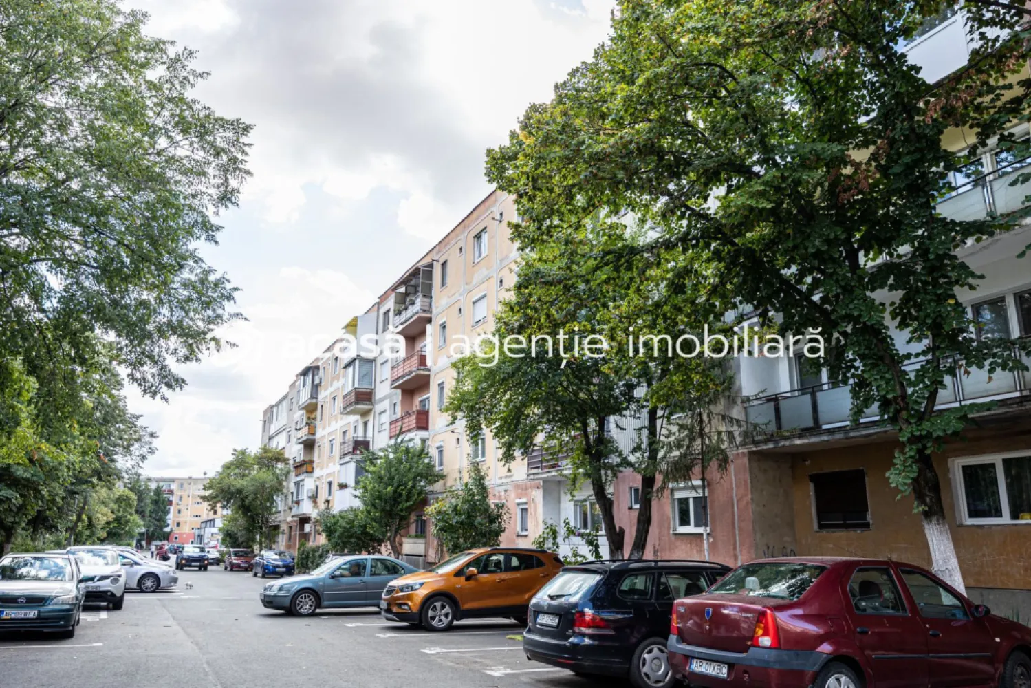 REZERVAT! Apartament 2 camere - Micalaca - COMISION 0% - Vă propunem spre vânzare un apartament cu 2 camere semidecomandat, situat în zona Piața Miorița din cartierul Micălaca, Arad

📐 Suprafață construită: 71 mp (conform CF)
🏢 Etaj: 4/4

Compartimentare:
- sufragerie spațioasă
- dormitor
- bucătărie cu cămară
- baie
- balcon
-2 holuri

Dotări și avantaje:
- se vinde mobilat și utilat
- geamuri termopan cu rolete
- centrală termică pe gaz

Apartamentul este ideal atât pentru locuință personală cât și pentru investiție, fiind potrivit pentru închiriere pe termen lung.
📍 Locația este excelentă, în apropiere de mijloace de transport, magazine și puncte de interes din Micălaca.

Pentru mai multe detalii, dar si pentru a programa o vizionare: 0755 274 519 - Daniel Hord - Consultant imobiliar.

Nu dispui de toată suma? Te ajutăm noi gratuit! Îți obținem oferte de la 16 bănci.
Ai o proprietate de vânzare în Arad și vrei să știi cât valorează cu adevărat?
Sună-mă pentru o evaluare GRATUITĂ!

Birou: ACASĂ | Agenție imobiliară Arad
Adresă: Bulevardul Decebal 2, Arad 310133