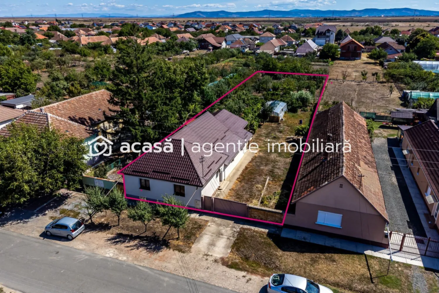 Casa 4 camere - Teren 1603mp - Livada, Arad - COMISION 0% - Vă propunem spre vânzare o casă solidă, în mare parte din cărămidă, situată în comuna Livada, la doar câteva minute de municipiul Arad, ideală pentru o familie care își dorește liniște, spațiu și confort.

📐 Compartimentare și dotări:
- 3 dormitoare
- Living spațios cu loc de luat masa, cu acces direct la bucătărie
- Hol generos
- Baie cu cadă
- Terasă acoperită, ideală pentru relaxare sau zonă de grătar

🏡 Detalii ale construcției:
- Casă izolată la exterior pentru un plus de confort termic
- Acoperiș nou, complet schimbat
- Încălzire prin centrală termică pe gaz

🌳 Teren și facilități exterioare:
- Suprafață teren: 1.603 mp
- Front stradal: 19 ml
- Acces auto și numeroase locuri de parcare
- Grădină cu pomi fructiferi, viță de vie cu rod bogat și o seră pentru legume

Această proprietate este perfectă pentru cei care doresc să se bucure de avantajele vieții la curte, cu spații generoase și natură la îndemână, dar în același timp să rămână aproape de oraș.

📞 Pentru mai multe informații sau pentru programarea unei vizionări, nu ezitați să mă contactați la 0755 274 519 - Daniel Hord - Consultant imobiliar

Nu dispui de toată suma? Te ajutăm noi gratuit! Îți obținem oferte de la 16 bănci
Ai o proprietate de vânzare în Arad și vrei să știi cât valorează cu adevărat?
Sună-mă pentru o evaluare GRATUITĂ!

Birou: ACASĂ | Agenție imobiliară Arad
Adresă: Bulevardul Decebal 2, Arad 310133