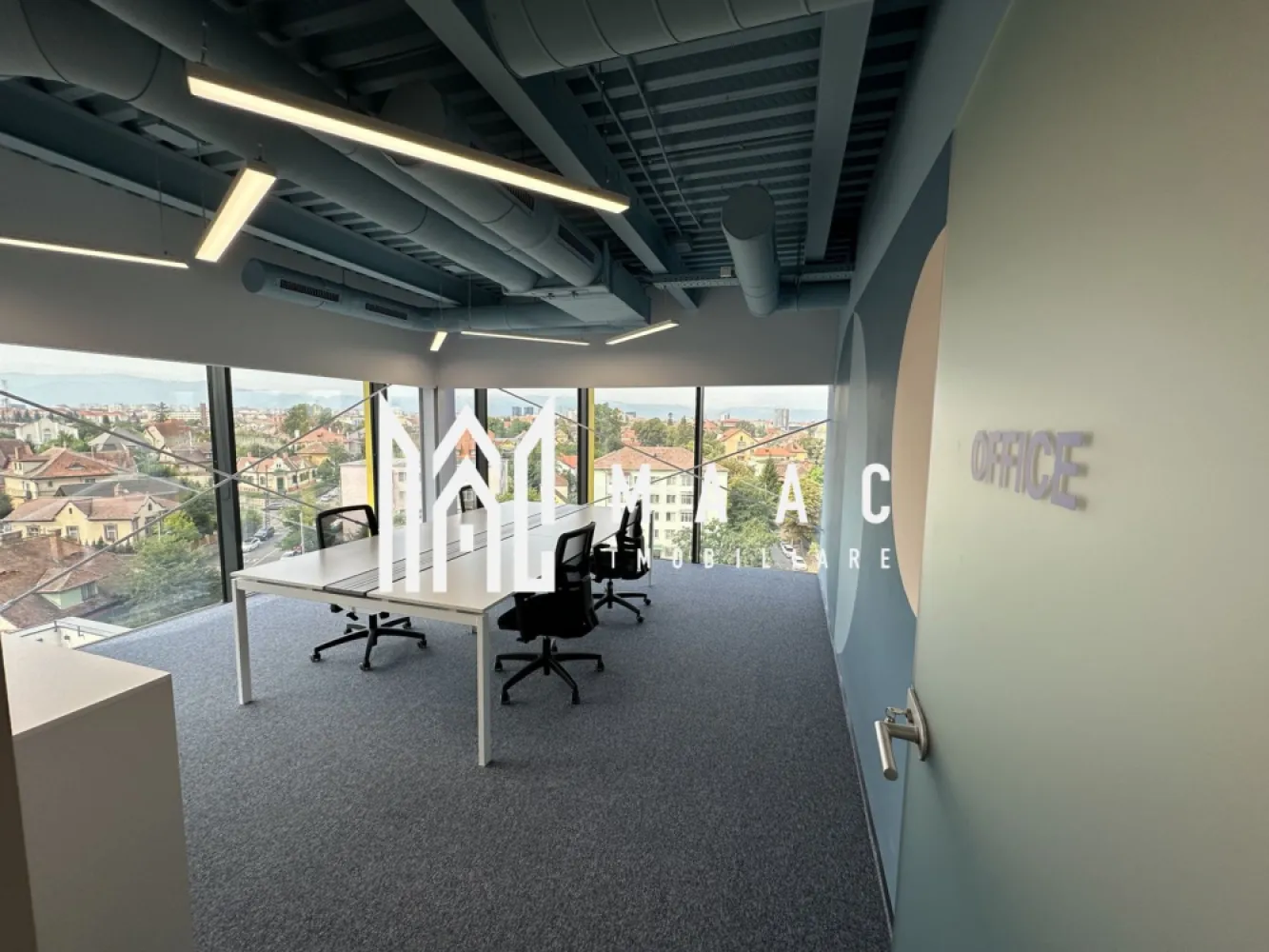 Spatiu de birouri | 1322mp | Parcari | Zona Centrala - MAAC Imobiliare oferă spre închiriere spatiu de birouri, finisat modern, cu toate utilitățile și facilitățile necesare, cu disponobilitate imediată, în zonă centrală. Se poate desfășura orice activitate de birou, amplasamentul, dotările și facilitățile constituind un avantaj. Spațiul este dotat cu mese de birou (unele reglabile pe înălțime), scaune ergonomice, vestiare, proiectoare, leduri, table, toate NOI și tot ce ține de activitatea unei companii multinaționale și nu numai. Clădirea are în componența ei săli de ședințe și cursuri, de meditație, de jocuri, cantină modernă, terasă la ultimul nivel și parcare privată suprvegheată, cu locuri aferente spațiilor. Se închiriază etajul 3 și 5 al clădirii, de asemenea se poate opta spre închirierea pe părți a acestora, fiind delimitate cu geamuri de sticlă față de sălile de ședință. Se închiriază pe minim 1 an. Oferta cadru: 14 EUR/mp chirie + 4 EUR/mp service charge Etaj 3, spatiu birouri: 660.50 mp +terasa: 257 mp Etaj 5, spatiu birouri: 661.15 mp Pentru mai multe detalii precizati telefonic ca ati vazut anuntul cu ID: CP2078245 }}