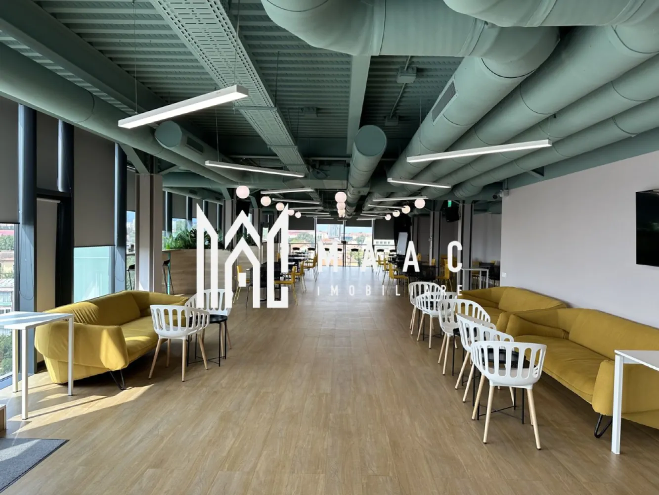 Spatiu de birouri | 1322mp | Parcari | Zona Centrala - MAAC Imobiliare oferă spre închiriere spatiu de birouri, finisat modern, cu toate utilitățile și facilitățile necesare, cu disponobilitate imediată, în zonă centrală. Se poate desfășura orice activitate de birou, amplasamentul, dotările și facilitățile constituind un avantaj. Spațiul este dotat cu mese de birou (unele reglabile pe înălțime), scaune ergonomice, vestiare, proiectoare, leduri, table, toate NOI și tot ce ține de activitatea unei companii multinaționale și nu numai. Clădirea are în componența ei săli de ședințe și cursuri, de meditație, de jocuri, cantină modernă, terasă la ultimul nivel și parcare privată suprvegheată, cu locuri aferente spațiilor. Se închiriază etajul 3 și 5 al clădirii, de asemenea se poate opta spre închirierea pe părți a acestora, fiind delimitate cu geamuri de sticlă față de sălile de ședință. Se închiriază pe minim 1 an. Oferta cadru: 14 EUR/mp chirie + 4 EUR/mp service charge Etaj 3, spatiu birouri: 660.50 mp +terasa: 257 mp Etaj 5, spatiu birouri: 661.15 mp Pentru mai multe detalii precizati telefonic ca ati vazut anuntul cu ID: CP2078245 }}