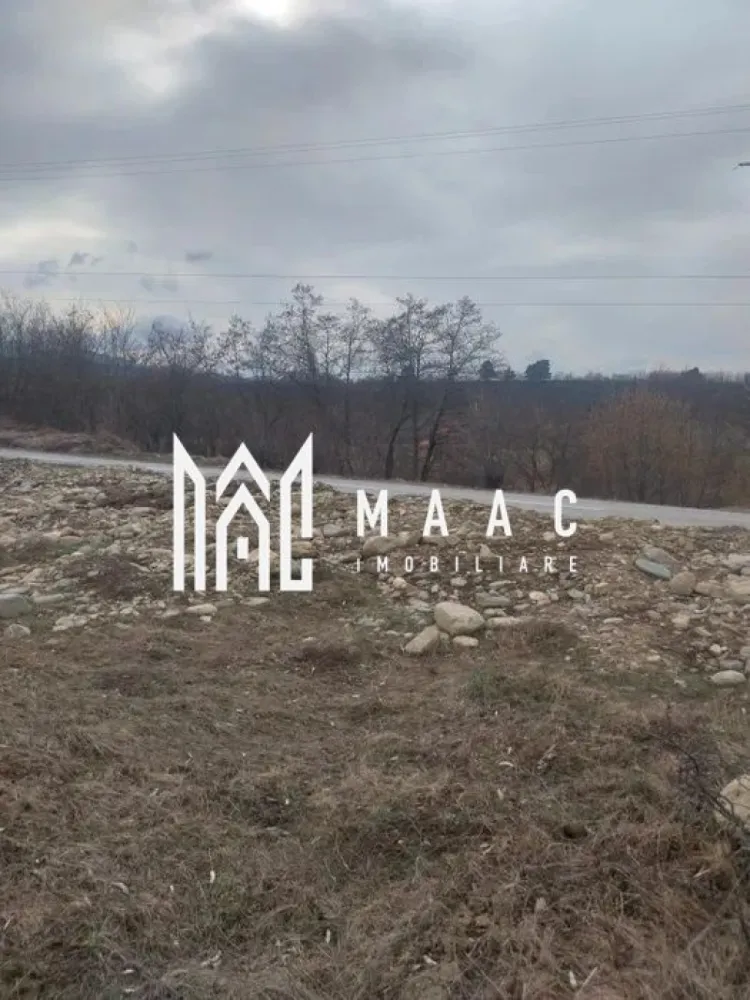 Teren intravilan I Valea Avrigului I 5000 mp - MAAC Imobiliare vă propune spre vânzare un teren intravilan în Avrig, zona Valea Avrigului, într-o zonă turistică, în continuă dezvoltare, cu o suprafata de 5000 mp, cu posibilitate de parcelare de minim 1000 mp. Deschidere la drum principal 35 ml si la strada secundara de 45 ml. Zona este una cu potențial mare și o dezvoltare continua. Pe teren, conform certificatului de urbanism, se poate construi P+2E+M. Pentru mai multe detalii, precizati telefonic ca ati vazut anuntul cu ID: CP2078114 }}