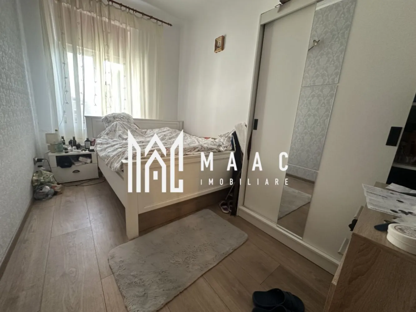 Casă 3 Camere | Renovată | Grădină Proprie | Cisnădie - MAAC Imobiliare vă propune spre vânzare o casă cochetă, complet renovată, situată în zona centrală din Cisnădie, ideală pentru cei care caută liniște, confort și acces facil către toate punctele de interes.

Caracteristici principale
• casă pe un singur nivel, corp individual în curte comună
• suprafață utilă: aprox. 60 mp
• compartimentare practică: living + 2 dormitoare
• acces direct din stradă

Compartimentare și dotări
• living spațios și luminos
• 2 dormitoare mobilate
• bucătărie complet utilată
• baie modernă cu duș walk-in
• cămară pentru depozitare
• se vinde complet mobilată și utilată

Avantaje și facilități
• pivniță
• grădină proprie de aproximativ 300 mp
• zonă verde amenajată cu gazon
• magazie pentru unelte
• spațiu pentru grătar și grădinărit
• loc de parcare în curtea comună (3 vecini)

Localizare și beneficii
• amplasată în zona centrală din Cisnădie
• zonă liniștită și accesibilă
• stație de autobuz chiar în fața proprietății
• aproape de magazine, școli și alte facilități

Beneficii
• ideală pentru familie sau cuplu
• locuință gata de mutare
• combinație perfectă între casă și spațiu verde

Pentru mai multe detalii sau programarea unei vizionări, vă rugăm să ne contactați și să menționați ID-ul proprietății: [introduceți ID-ul aici].