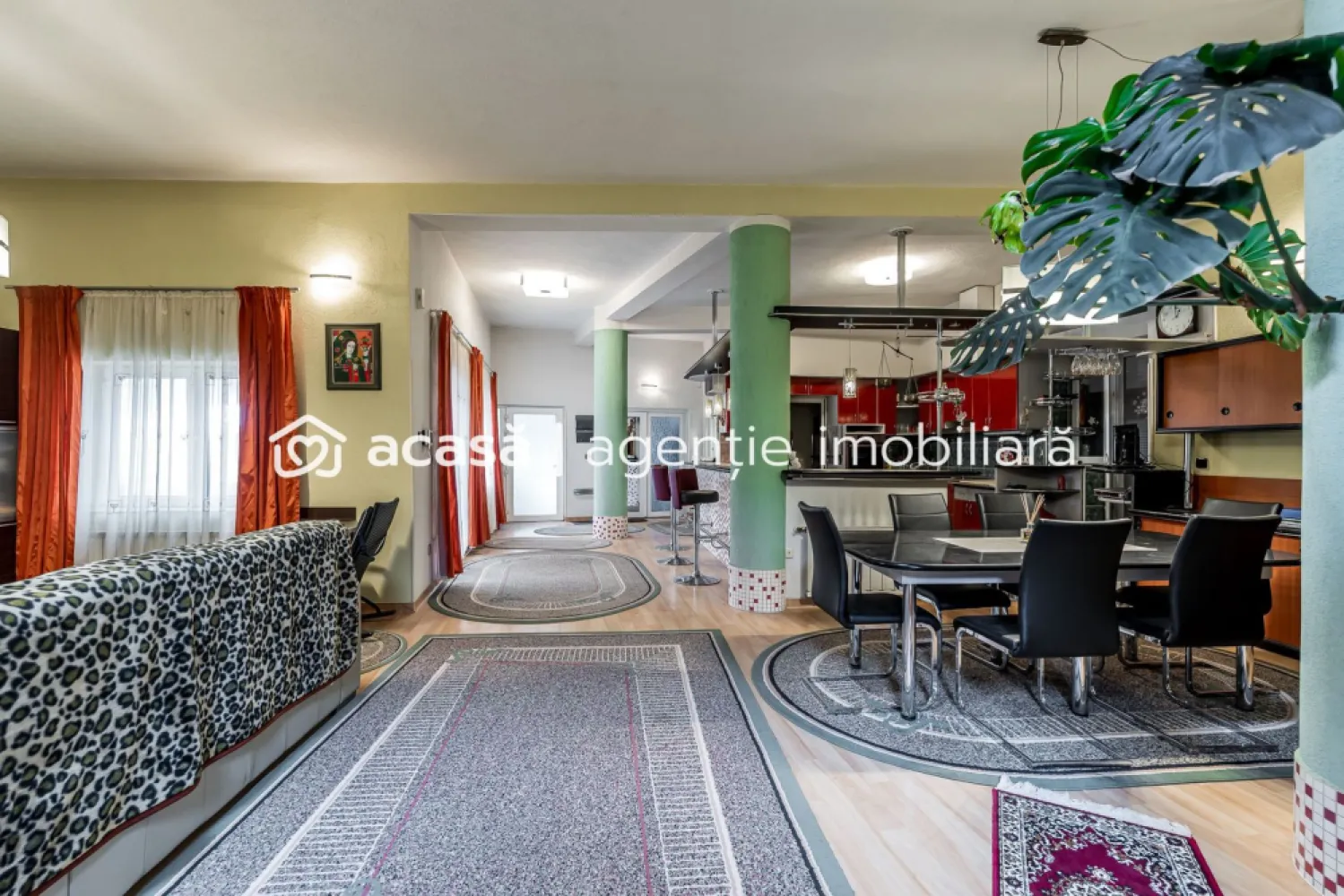 Spațiu comercial, hala, si un penthouse în centrul Aradului Nou - În inima Aradului Nou, într-o zonă cu vad comercial format și trafic constant, se află o proprietate rară pe piață, gândită pentru cei care caută mai mult decât un simplu spațiu comercial: stabilitate, versatilitate și potențial real de dezvoltare.

Preț listare: 620.000 € | 0% comision
Contact: Sebastian Nica 0722 252 639

Cu o suprafață totală de aproximativ 950 mp, proprietatea oferă o configurație ideală pentru afaceri de familie, producție, depozitare, showroom sau activități mixte.

#Hală încălzită, cu acces auto pentru vehicule de până la 7,5 tone, perfectă pentru activități logistice sau comerciale
#Apartament tip penthouse la etaj, cu terasă rooftop, ideal pentru locuire, birou de management sau protocol
#Casă separată, mai mică, în curte, potrivită pentru personal, închiriere sau spațiu auxiliar
#Locuri de parcare chiar în fața spațiului, un avantaj major pentru clienți și parteneri

Localizare strategică – centrul Aradului Nou, cu acces facil, vizibilitate excelentă și flux constant de clienți, ceea ce face ca această proprietate să fie o investiție sigură și profitabilă pe termen lung.

Aceasta este o proprietate care lucrează pentru tine – fie că îți dorești să-ți dezvolți propria afacere, fie că vizezi un activ imobiliar solid, cu multiple surse de venit.

📞 Pentru informații suplimentare și programarea unei vizionări:
Sebastian Nica – 0722 252 639

Documentație disponibilă la cerere pentru investitori calificați.

Nu dispui de toată suma? Te ajutăm noi gratuit! Îți obținem oferte de la 16 bănci.
Ai o proprietate de vânzare în Arad și vrei să știi cât valorează cu adevărat?
Sună-mă pentru o evaluare gratuită, fără obligații.

Birou: ACASĂ | Agenție imobiliară Arad
Bulevardul Decebal 2, Arad 310133