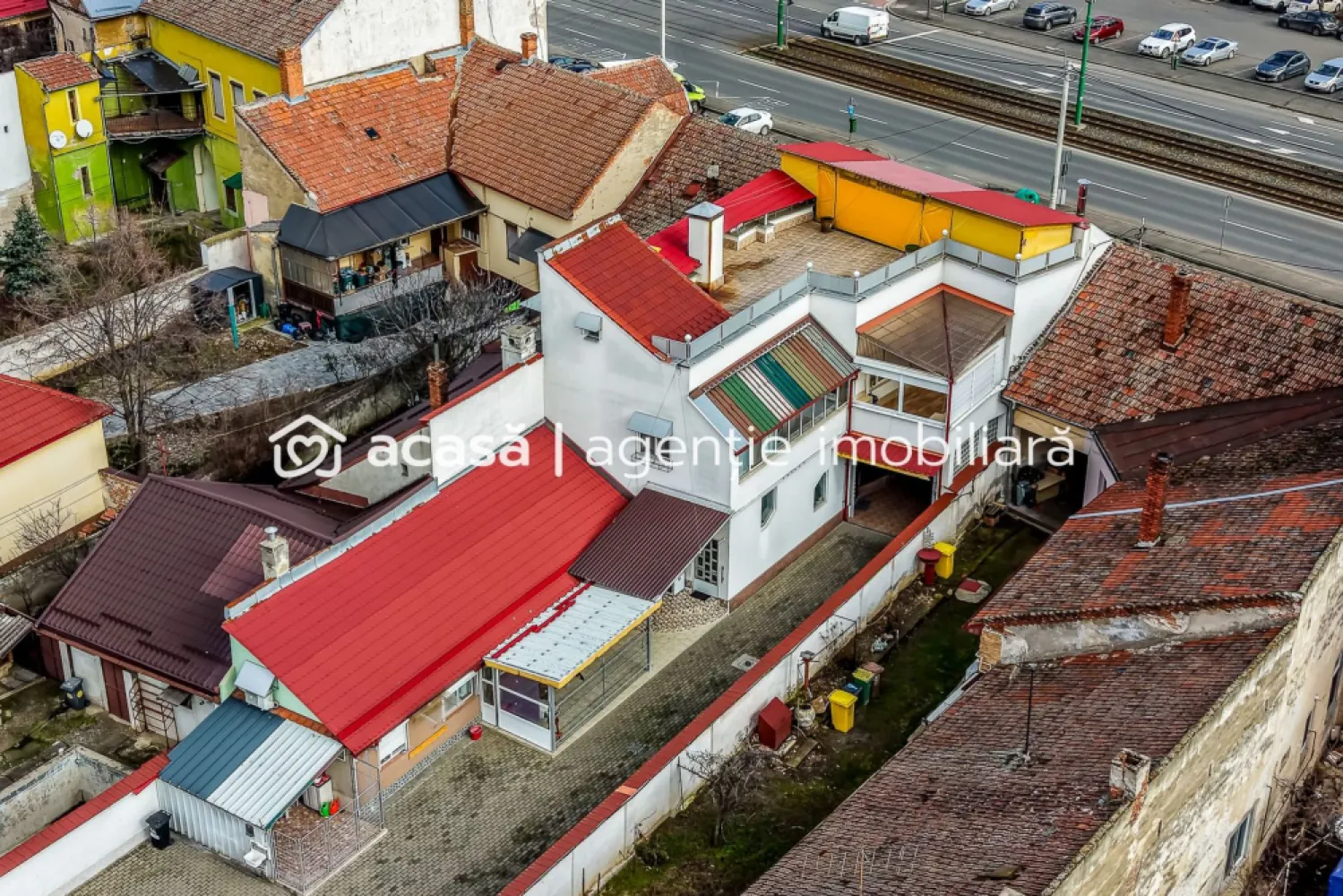 Spațiu comercial, hala, si un penthouse în centrul Aradului Nou - În inima Aradului Nou, într-o zonă cu vad comercial format și trafic constant, se află o proprietate rară pe piață, gândită pentru cei care caută mai mult decât un simplu spațiu comercial: stabilitate, versatilitate și potențial real de dezvoltare.

Preț listare: 620.000 € | 0% comision
Contact: Sebastian Nica 0722 252 639

Cu o suprafață totală de aproximativ 950 mp, proprietatea oferă o configurație ideală pentru afaceri de familie, producție, depozitare, showroom sau activități mixte.

#Hală încălzită, cu acces auto pentru vehicule de până la 7,5 tone, perfectă pentru activități logistice sau comerciale
#Apartament tip penthouse la etaj, cu terasă rooftop, ideal pentru locuire, birou de management sau protocol
#Casă separată, mai mică, în curte, potrivită pentru personal, închiriere sau spațiu auxiliar
#Locuri de parcare chiar în fața spațiului, un avantaj major pentru clienți și parteneri

Localizare strategică – centrul Aradului Nou, cu acces facil, vizibilitate excelentă și flux constant de clienți, ceea ce face ca această proprietate să fie o investiție sigură și profitabilă pe termen lung.

Aceasta este o proprietate care lucrează pentru tine – fie că îți dorești să-ți dezvolți propria afacere, fie că vizezi un activ imobiliar solid, cu multiple surse de venit.

📞 Pentru informații suplimentare și programarea unei vizionări:
Sebastian Nica – 0722 252 639

Documentație disponibilă la cerere pentru investitori calificați.

Nu dispui de toată suma? Te ajutăm noi gratuit! Îți obținem oferte de la 16 bănci.
Ai o proprietate de vânzare în Arad și vrei să știi cât valorează cu adevărat?
Sună-mă pentru o evaluare gratuită, fără obligații.

Birou: ACASĂ | Agenție imobiliară Arad
Bulevardul Decebal 2, Arad 310133