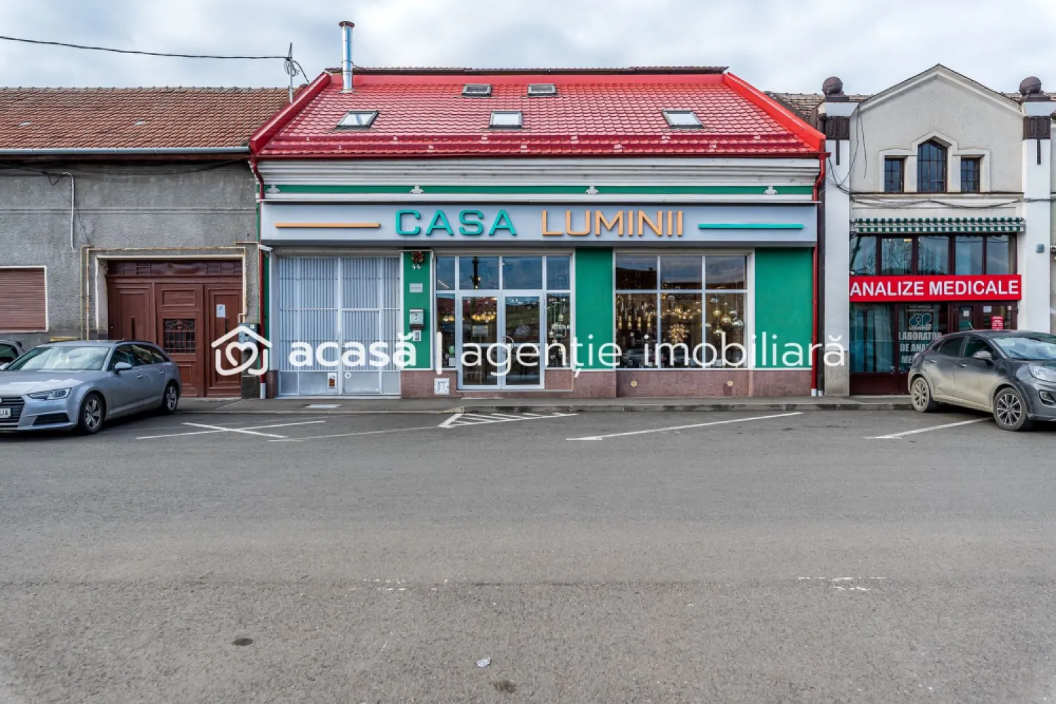 Spațiu comercial, hala, si un penthouse în centrul Aradului Nou - În inima Aradului Nou, într-o zonă cu vad comercial format și trafic constant, se află o proprietate rară pe piață, gândită pentru cei care caută mai mult decât un simplu spațiu comercial: stabilitate, versatilitate și potențial real de dezvoltare.

Preț listare: 620.000 € | 0% comision
Contact: Sebastian Nica 0722 252 639

Cu o suprafață totală de aproximativ 950 mp, proprietatea oferă o configurație ideală pentru afaceri de familie, producție, depozitare, showroom sau activități mixte.

#Hală încălzită, cu acces auto pentru vehicule de până la 7,5 tone, perfectă pentru activități logistice sau comerciale
#Apartament tip penthouse la etaj, cu terasă rooftop, ideal pentru locuire, birou de management sau protocol
#Casă separată, mai mică, în curte, potrivită pentru personal, închiriere sau spațiu auxiliar
#Locuri de parcare chiar în fața spațiului, un avantaj major pentru clienți și parteneri

Localizare strategică – centrul Aradului Nou, cu acces facil, vizibilitate excelentă și flux constant de clienți, ceea ce face ca această proprietate să fie o investiție sigură și profitabilă pe termen lung.

Aceasta este o proprietate care lucrează pentru tine – fie că îți dorești să-ți dezvolți propria afacere, fie că vizezi un activ imobiliar solid, cu multiple surse de venit.

📞 Pentru informații suplimentare și programarea unei vizionări:
Sebastian Nica – 0722 252 639

Documentație disponibilă la cerere pentru investitori calificați.

Nu dispui de toată suma? Te ajutăm noi gratuit! Îți obținem oferte de la 16 bănci.
Ai o proprietate de vânzare în Arad și vrei să știi cât valorează cu adevărat?
Sună-mă pentru o evaluare gratuită, fără obligații.

Birou: ACASĂ | Agenție imobiliară Arad
Bulevardul Decebal 2, Arad 310133