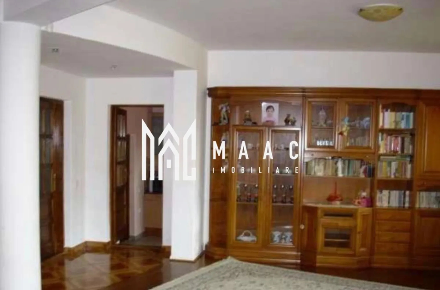 Casa 6 camere I Teren 450mp I Zona Sub Arini - MAAC Imobiliare vă prezintă spre vânzare o vilă cu 5 camere, situată în zona parcului Sub Arini. Configurație și amenajare: - Parter -Living (70 mp), bucătărie spațioasă și camară (30 mp) , baie de serviciu cu duș, terasă (25 mp). - Etaj - 3 dormitoare spațioase, baie mare, terasă amplasată peste cea de la parter (25 mp). - Mansardă - spatiu finisat de 80 mp open space ce ofera posibilitatea compartimentarii intr-un un apartament separat de 2 sau 3 camere si baie. - Exterior - Curte cu gazon și tuia, zonă de barbecue, teren. Imobilul dispune de alarmă, porti automatizate. Amplasarea proprietății este una avantajoasă atât ca zonă, cât și ca poziționare, având o dechidere stradală de 49 ml. Aceasta oferă un mediu de locuit optim, cu acces facil la zone comerciale și de recreere. Pentru mai multe detalii precizați telefonic ca ați vazut anunțul cu ID: CP1428292 }}