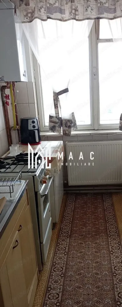 Apartament 3 camere | 65 mp | Lift | Mihai Viteazu - MAAC Imobiliare vă propune spre vânzare un apartament deosebit cu 3 camere decomandat, situat la etajul 10 al unui imobil de pe Bulevardul Mihai Viteazu. Compartimentare: Hol, living spațios, două dormitoare confortabile, bucătărie practică, cămară și balcon cu ieșire din living. Apartamentul oferă o vedere panoramică minunată, asigurând în același timp o intimitate sporită. Blocul este dotat cu un lift recent renovat și modernizat pentru confortul dumneavoastră. Lipsit de sarcini asigurând o tranzacție rapidă și fără complicații. Se vinde mobilat și utilat. Necesită modernizare, oferindu-vă astfel posibilitatea de a-l amenaja după propriul gust și nevoi. Situat într-o zonă foarte bună, apartamentul este aproape de centre comerciale, instituții de învățământ și alte facilități esențiale. În apropiere se găsesc parcuri și spații verzi, ideale pentru copii și pentru momente de relaxare în aer liber. Pentru mai multe informații, vă rugăm să ne contactați la MAAC Imobiliare și să specificați că ați văzut anunțul cu ID: CP2075373 }}