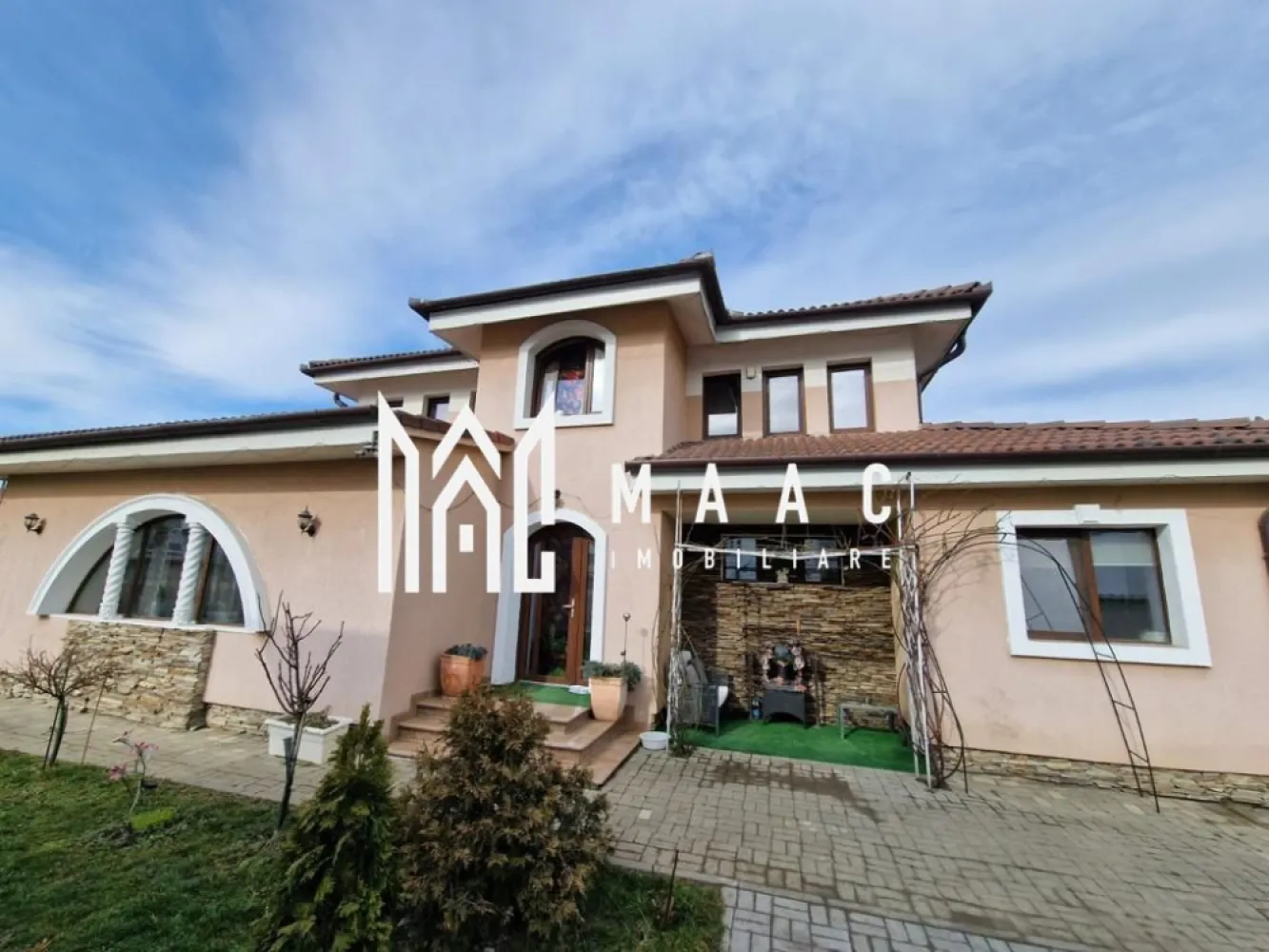 Casa Individuala | 4 Camere | 130 MPU | Selimbar - MAAC Imobiliare va propune spre vanzare o casa individuala cu 4 camere in Selimbar. Caracteristici principale: Suprafață utilă: 130 mp Teren: 600 mp Structură și compartimentare: Parter: Living spațios Bucătărie modernă Dormitor Dressing Baie Hol Casa scării Etaj: Două dormitoare Baie Hol Dotări și finisaje: Curte: Filigorie închisă cu loc pentru grătar Toaletă exterioară Două magazii pentru depozitare Curte pavată parțial și amenajată cu zone verzi Interior: Centrală termică Geamuri termopan pentru izolație fonică și termică Izolație termică exterioară Aer condiționat Parchet din lemn masiv Scări interioare din lemn masiv Uși din lemn masiv Sistem de supraveghere video pentru securitate Mobilată și utilată complet Pentru mai multe detalii, precizati telefonic ca ati vazut anuntul cu ID: CP2072145 }}