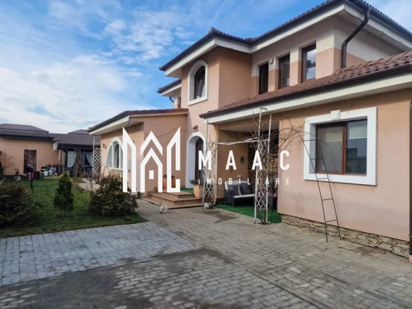 Casa Individuala | 4 Camere | 130 MPU | Selimbar - MAAC Imobiliare va propune spre vanzare o casa individuala cu 4 camere in Selimbar. Caracteristici principale: Suprafață utilă: 130 mp Teren: 600 mp Structură și compartimentare: Parter: Living spațios Bucătărie modernă Dormitor Dressing Baie Hol Casa scării Etaj: Două dormitoare Baie Hol Dotări și finisaje: Curte: Filigorie închisă cu loc pentru grătar Toaletă exterioară Două magazii pentru depozitare Curte pavată parțial și amenajată cu zone verzi Interior: Centrală termică Geamuri termopan pentru izolație fonică și termică Izolație termică exterioară Aer condiționat Parchet din lemn masiv Scări interioare din lemn masiv Uși din lemn masiv Sistem de supraveghere video pentru securitate Mobilată și utilată complet Pentru mai multe detalii, precizati telefonic ca ati vazut anuntul cu ID: CP2072145 }}
