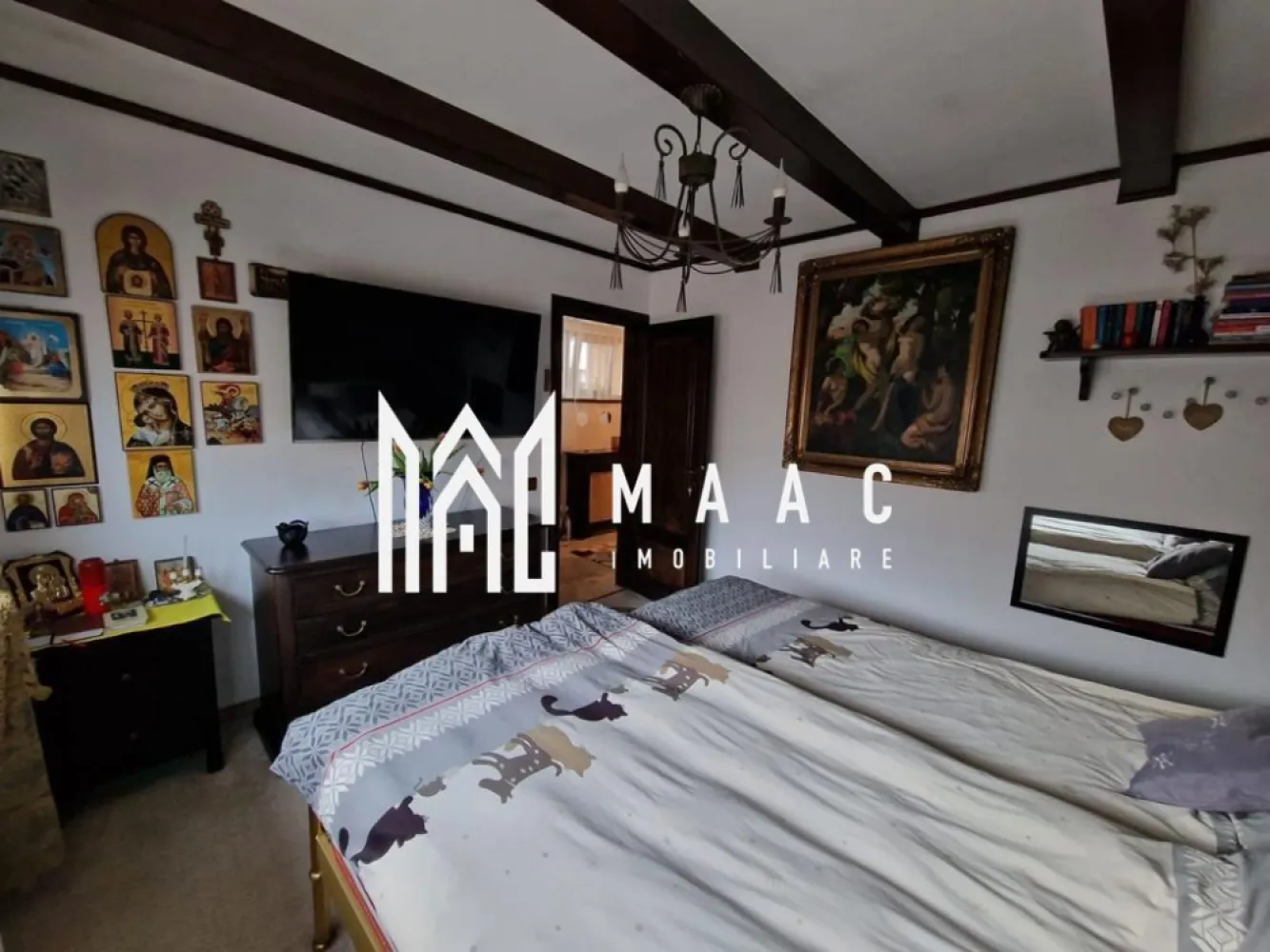 Casa Individuala | 4 Camere | 130 MPU | Selimbar - MAAC Imobiliare va propune spre vanzare o casa individuala cu 4 camere in Selimbar. Caracteristici principale: Suprafață utilă: 130 mp Teren: 600 mp Structură și compartimentare: Parter: Living spațios Bucătărie modernă Dormitor Dressing Baie Hol Casa scării Etaj: Două dormitoare Baie Hol Dotări și finisaje: Curte: Filigorie închisă cu loc pentru grătar Toaletă exterioară Două magazii pentru depozitare Curte pavată parțial și amenajată cu zone verzi Interior: Centrală termică Geamuri termopan pentru izolație fonică și termică Izolație termică exterioară Aer condiționat Parchet din lemn masiv Scări interioare din lemn masiv Uși din lemn masiv Sistem de supraveghere video pentru securitate Mobilată și utilată complet Pentru mai multe detalii, precizati telefonic ca ati vazut anuntul cu ID: CP2072145 }}