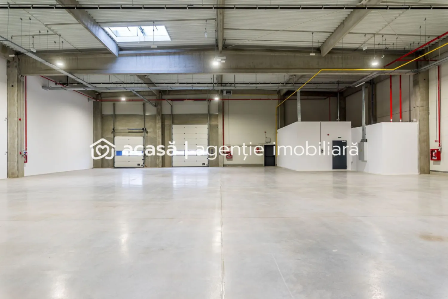 1202 mp - Hala industriala de inchiriat in Parc Industrial Arad - Hală industriaăa de închiriat în Parc Industrial Arad

Suprafață totală: 1.202 m²
 Depozit: 1.148 m²
 Birouri: 54 m²
Înălțime liberă: 6 m
Locuri de parcare: 1 loc gratuit / 500 m² închiriați

Structură și Finisaje
Structură: Beton & metal
Pereți exteriori: Panouri sandwich de 100 mm; panouri prefabricate din beton (zona andocare)
Acoperiș: Oțel cu vată bazaltică, garanție 15 ani, trape de desfumare conform normelor
Pardoseală depozit: Beton armat lustruit, încărcare utilă 4 t/m², toleranță 3 mm/2 m

Acces și Facilități
Rampe & Acces: o ușă sectională drive-in (3m/4m)+ o rampă de andocare TIR (2,8m/3m)
Sistem de stingere a incendiilor: Hidranți exteriori, sprinklere la cerere, alarmă incendiu cu centrală de control
Instalații electrice: ~60 kW/modul (total 240 kW), iluminat LED 200 Lux la 1 m
Încălzire hală: Aeroterme pe gaz, min. 5 °C la -20 °C exterior

Spații Birouri (54 m²)
Compartimentare: Gips-carton, uși MDF
Tavan: 2,7 m înălțime, plafon acustic
Pardoseală: Șapă beton + PVC/parchet/ceramică
Iluminat: LED 500 Lux în zona de lucru
Încălzire/Răcire: Sistem multi-split, radiatoare electrice, min. 20 °C la -20 °C exterior

Costuri și Condiții

Chirie:
3,9 EUR/mp/lună (depozit)
8,5 EUR/mp/lună (birouri)
Service Charge: 0,80 EUR/mp/lună
Include securitate 24/7, mentenanță, deszăpezire, iluminat exterior, taxă de proprietate
Indexare: Anual, conform HICP
Prețurile nu includ TVA

Avantaje
Localizare excelentă în Parcul Industrial Arad
Module flexibile (~1200 m²) sau suprafață totală (4646 m²)
Facilități premium (drive-in, rampe TIR, sprinklere opțional)
Confort & eficiență (birouri moderne, încălzire și răcire optimă)

Date contact: 0721356746 Florin Moș