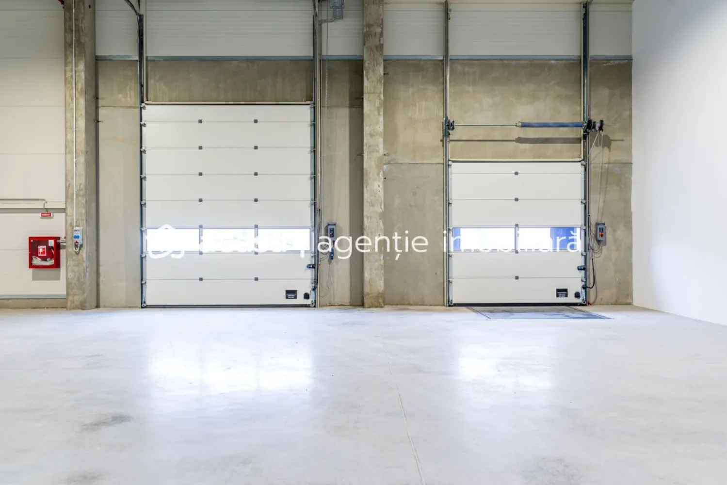 1202 mp - Hala industriala de inchiriat in Parc Industrial Arad - Hală industriaăa de închiriat în Parc Industrial Arad

Suprafață totală: 1.202 m²
 Depozit: 1.148 m²
 Birouri: 54 m²
Înălțime liberă: 6 m
Locuri de parcare: 1 loc gratuit / 500 m² închiriați

Structură și Finisaje
Structură: Beton & metal
Pereți exteriori: Panouri sandwich de 100 mm; panouri prefabricate din beton (zona andocare)
Acoperiș: Oțel cu vată bazaltică, garanție 15 ani, trape de desfumare conform normelor
Pardoseală depozit: Beton armat lustruit, încărcare utilă 4 t/m², toleranță 3 mm/2 m

Acces și Facilități
Rampe & Acces: o ușă sectională drive-in (3m/4m)+ o rampă de andocare TIR (2,8m/3m)
Sistem de stingere a incendiilor: Hidranți exteriori, sprinklere la cerere, alarmă incendiu cu centrală de control
Instalații electrice: ~60 kW/modul (total 240 kW), iluminat LED 200 Lux la 1 m
Încălzire hală: Aeroterme pe gaz, min. 5 °C la -20 °C exterior

Spații Birouri (54 m²)
Compartimentare: Gips-carton, uși MDF
Tavan: 2,7 m înălțime, plafon acustic
Pardoseală: Șapă beton + PVC/parchet/ceramică
Iluminat: LED 500 Lux în zona de lucru
Încălzire/Răcire: Sistem multi-split, radiatoare electrice, min. 20 °C la -20 °C exterior

Costuri și Condiții

Chirie:
3,9 EUR/mp/lună (depozit)
8,5 EUR/mp/lună (birouri)
Service Charge: 0,80 EUR/mp/lună
Include securitate 24/7, mentenanță, deszăpezire, iluminat exterior, taxă de proprietate
Indexare: Anual, conform HICP
Prețurile nu includ TVA

Avantaje
Localizare excelentă în Parcul Industrial Arad
Module flexibile (~1200 m²) sau suprafață totală (4646 m²)
Facilități premium (drive-in, rampe TIR, sprinklere opțional)
Confort & eficiență (birouri moderne, încălzire și răcire optimă)

Date contact: 0721356746 Florin Moș