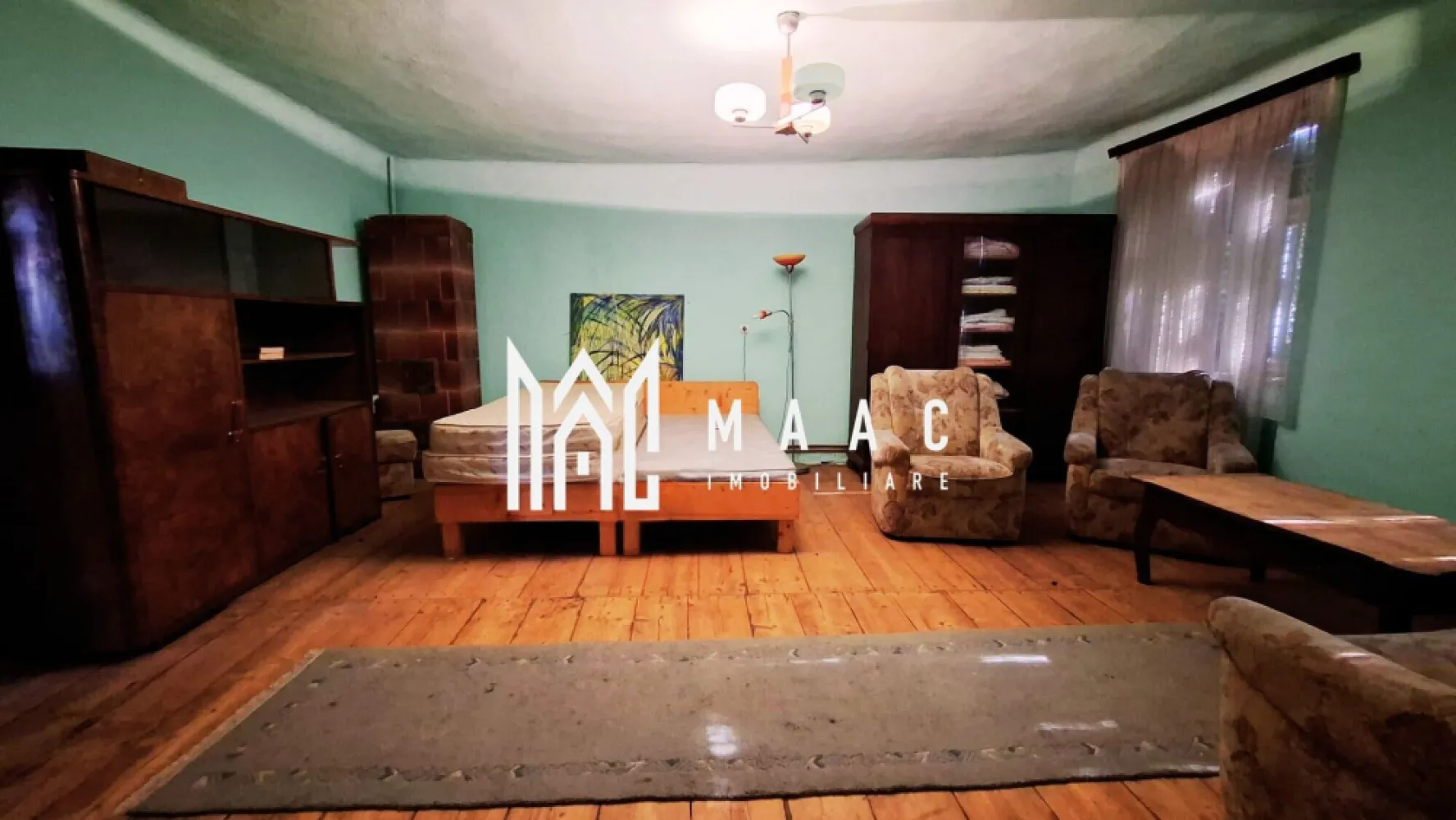 Casa cu 5 camere | 308 mp teren | Cisnadie - MAAC Imobiliare vă propune spre vânzare o casă spațioasă situată într-o curte comuna cu alta proprietate, din Cisnădie. Fiind structurata pe 2 niveluri, casa cuprinde doua apartamente cu intrari separate: Apartamentul 1-cca 168 mp-are 3 camere spatioase, bucatarie, 2 bai, hol, camara, antreu. Aferenta-pivnita (72 mp) Apartamentul 2-cca 60 mp-cu 2 camere, baie. Garaj (17,8 mp) Necesita renovare si modernizare. Se vinde mobilata/utilata. Pentru mai multe detalii vă rugăm să ne contactați și să specificați ID-ul anunțului: CP2065203 }}