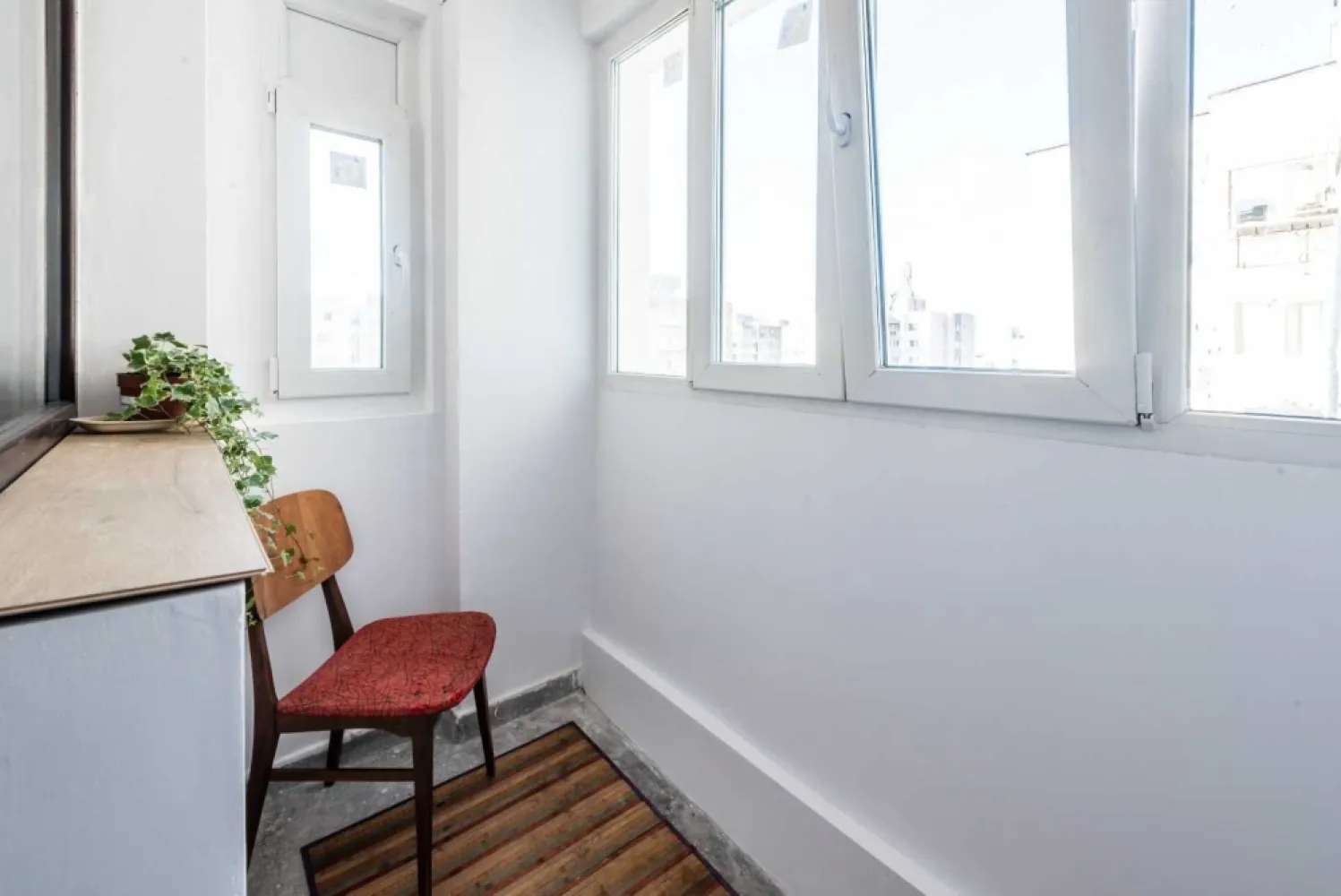 Inchiriez ap 2 camere, semi-decom, renovat, sector 6, 400 Euro/luna - Buna ziua,

Locuiesc din anii ‘70 in Drumul Taberei si de curand am dobandit un apartament de 2 camere semi-decomandat, la etajul 9/10 , cu 48 m2 suprafata utila, intr-o zona foarte buna, intre piata Moghioros si Plaza Romania, cu acces la Metrou, tramvaie 41 si 25, autobuze,, parc și scoli, grădiniță, liceu. Blocul a fost reabilitat termic in aceasta vara, are lumina naturala pe casa scarii, 2 lifturi noi , modernizate, ghena exterioara cu balcon pe fiecare etaj si exista si zona de parcare. Apartamentul a fost renovat /igienizat si mobilat minimalist avand dotari utile ca AC, aragaz, frigider, TV smart, aspirator, masina de spalat. Contract ANAF.