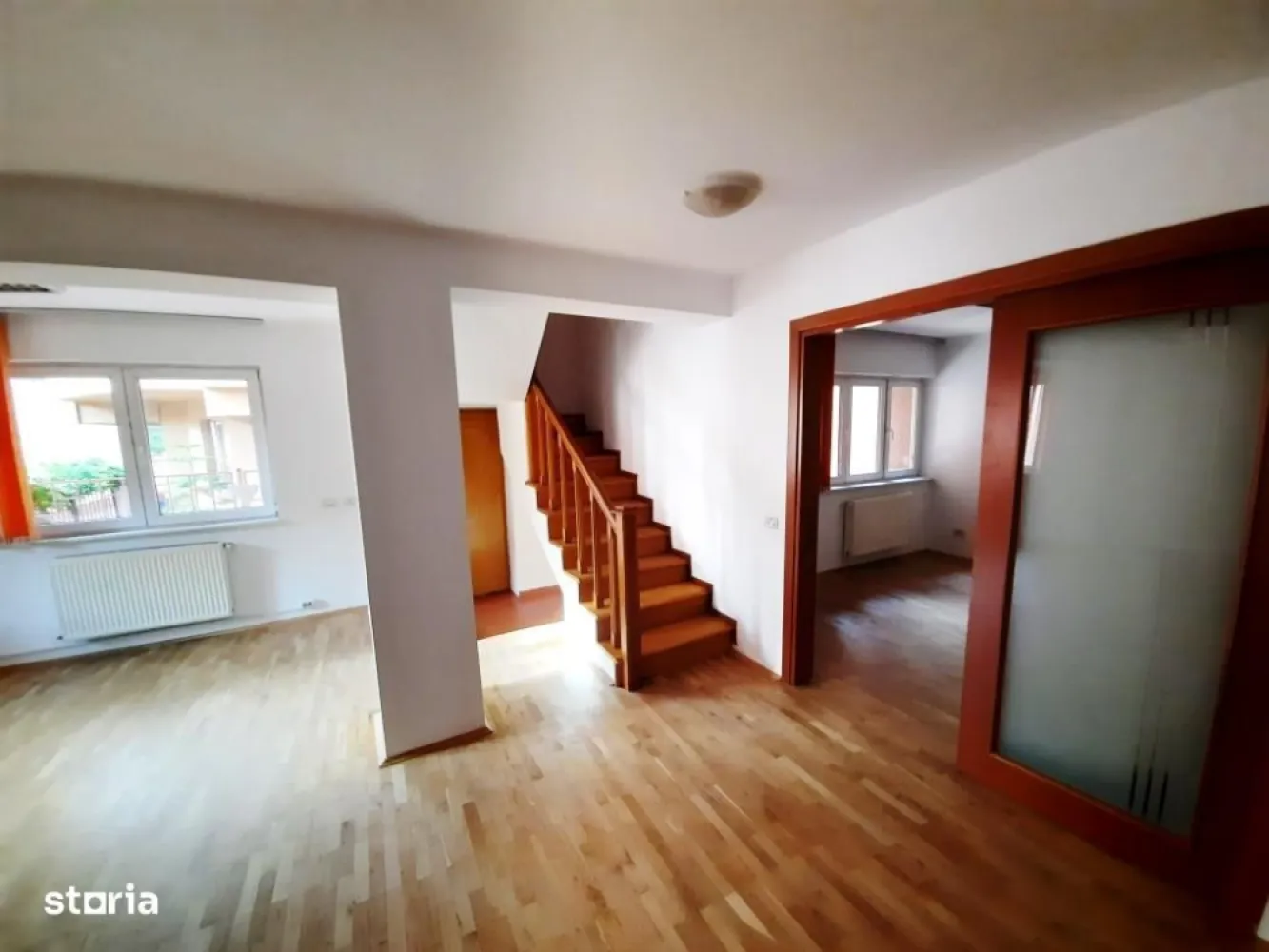 Duplex P+1 in bloc 2013 in Precupetii Vechi nr 65, 4 camere, curte - Pentru cei care cauta un duplex elegant si spatios, cu camere luminoase, intr-un imobil nou, cu conexiuni rapide (metrou, tramvaie, autobuze, etc) pe o strada cu circulatie auto redusa, acest apartament este alegerea ideala!
Detalii:
SUPRAFATA : 
,
4 camere luminoase, bucatarie, 2 bai, grup sanitar, scara interioara, hol,
curte proprie (24 mp) ;
Centrala termica proprie,  aer conditionat, termopan, parchet, gresie, faianta, interfon;
DESTINATIE: locuinta, birou, locuinta si birou, etc.
Imobil civilizat.
 
In imediata apropiere sunt mijloace de transport in comun, statie de metrou, magazine, sucursale bancare, piata, restaurante, ambasade, institutii importante, etc.
CONTACT: Moise Gabriel
 TEL: 
 
link video :