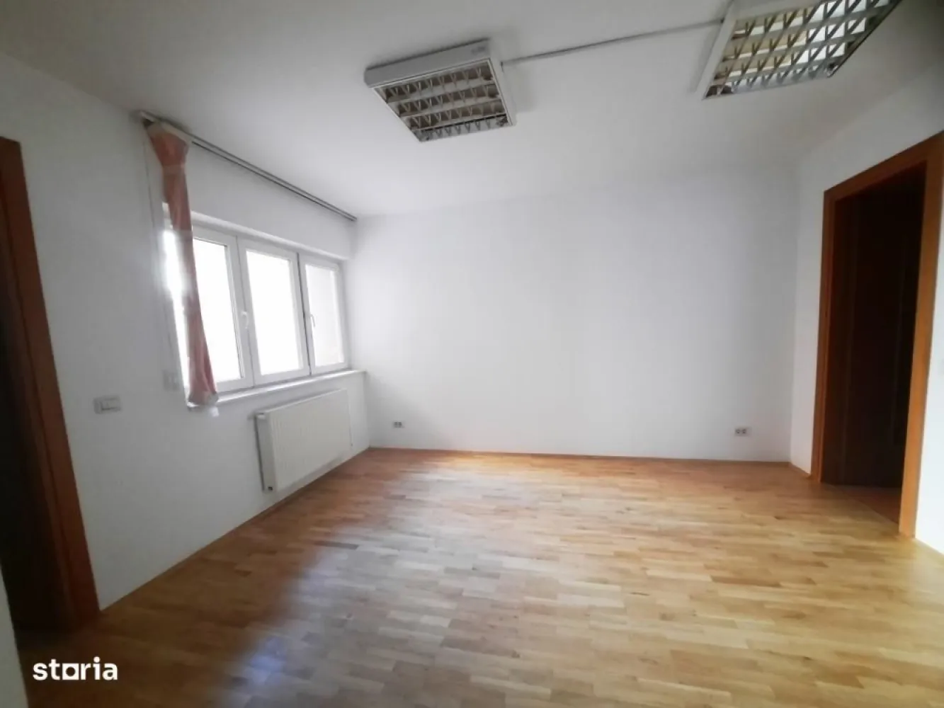 Duplex P+1 in bloc 2013 in Precupetii Vechi nr 65, 4 camere, curte - Pentru cei care cauta un duplex elegant si spatios, cu camere luminoase, intr-un imobil nou, cu conexiuni rapide (metrou, tramvaie, autobuze, etc) pe o strada cu circulatie auto redusa, acest apartament este alegerea ideala!
Detalii:
SUPRAFATA : 
,
4 camere luminoase, bucatarie, 2 bai, grup sanitar, scara interioara, hol,
curte proprie (24 mp) ;
Centrala termica proprie,  aer conditionat, termopan, parchet, gresie, faianta, interfon;
DESTINATIE: locuinta, birou, locuinta si birou, etc.
Imobil civilizat.
 
In imediata apropiere sunt mijloace de transport in comun, statie de metrou, magazine, sucursale bancare, piata, restaurante, ambasade, institutii importante, etc.
CONTACT: Moise Gabriel
 TEL: 
 
link video :