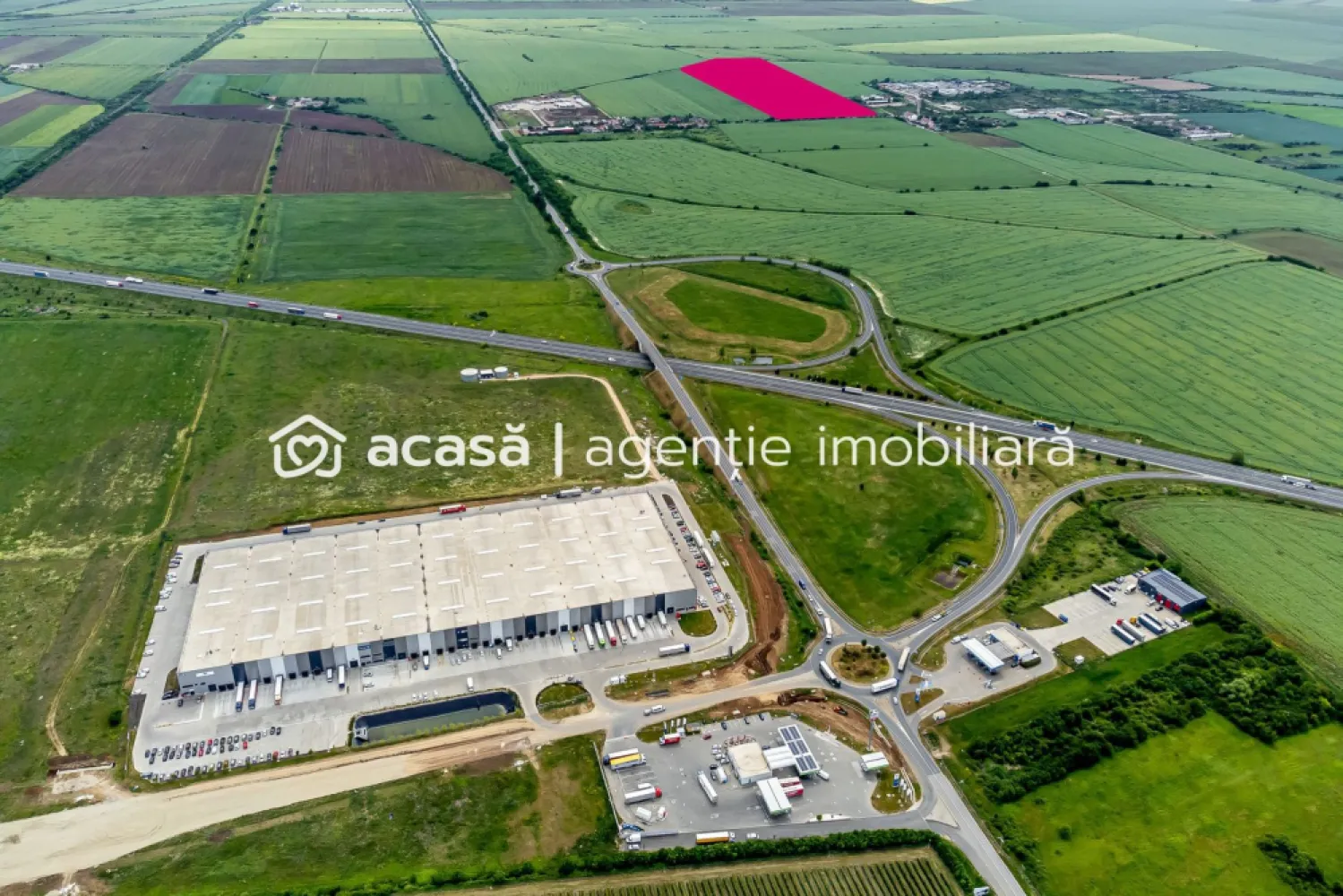 Teren cu PUZ ideal pentru parc logistic și de servicii - Oferim spre vânzare un teren excepțional, perfect pentru dezvoltarea unui parc logistic sau industrial, situat strategic în Arad, la coborârea/urcarea de pe Autostrada A1, Arad-Sud.

Detalii Teren:
Suprafață: 18 hectare
Front stradal: 230 metri
PUZ inclus: Prețul include obținerea PUZ-ului conform specificațiilor și nevoilor clientului, asigurând o dezvoltare sigură, rapidă și eficientă.

Localizare și Accesibilitate:
Terenul este situat strategic la coborârea/urcarea de pe Autostrada A1, Arad-Sud, facilitând accesul rapid și eficient pentru logistică și transport.
Aradul, fiind oraș de graniță cu Europa de Vest, oferă un avantaj strategic pentru operațiuni comerciale internaționale.

Vecinătăți și Facilități:
Parcuri industriale și logistice de renume: VGP PARK, CTP PARK, Parc Industrial Sud Arad
Firme și facilități: Internațional Alexander, Luar, OMV

Această locație strategică, combinată cu infrastructura existentă și accesul facil la rețelele de transport, face din acest teren o oportunitate ideală pentru investitori interesați de dezvoltarea unui parc logistic modern și eficient.

Contact:
0721356746 Florin Moș // Consultant imobiliar

Nu ratați șansa de a investi într-o locație cu potențial maxim de creștere și dezvoltare logistică!