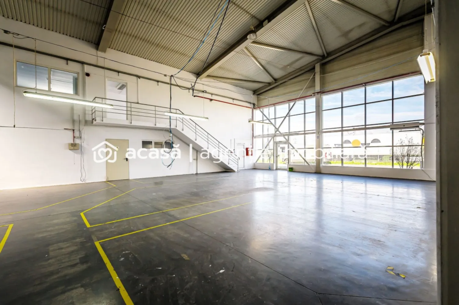 Hală industrială de vânzare 3495 mp zona Arad - Spațiu industrial de vânzare în Arad - Ideal pentru Antreprenori și pentru Investitori.

Hala se poate achiziționa închiriată 100% sau parțial. 
În varianta în care se dorește achiziționarea halei cu chiriași venitul anual garantat din chirii este de 108.000 eur.

Poziționare proprietarte:
Arad Zona Grădiște, la ieșirea către Oradea

Caracteristici Principale:
Construită în 2008
Suprafață construită la sol 2.790 mp
Suprafață construită desfășurată 3.495 mp
Suprafață teren 5.994 mp
Înălțime variabilă între 5,7 m și 8,3 m
Construcție metalică robustă

Facilități Premium:
Porți secționale drive-in 4 buc
Electricitate monofazică și trifazică
Utilități apă, canalizare, gaz
Încălzire cu generatoare de aer cald
Sisteme de siguranță cu hidranți interiori si exteriori, alarmă, detectare incendii, evacuare fum și gaze fierbinți, iluminat de siguranță și supraveghere video

Preț: 1.650.000 Euro + TVA 21%

📞 0721356746 FLORIN MOȘ

Cu o vastă experiență în domeniu, vă vom ghida prin fiecare etapă a procesului de tranzacționare, asigurându-ne că tranzacția se desfășoară fără probleme.
Investește Inteligent în viitorul afacerii tale!