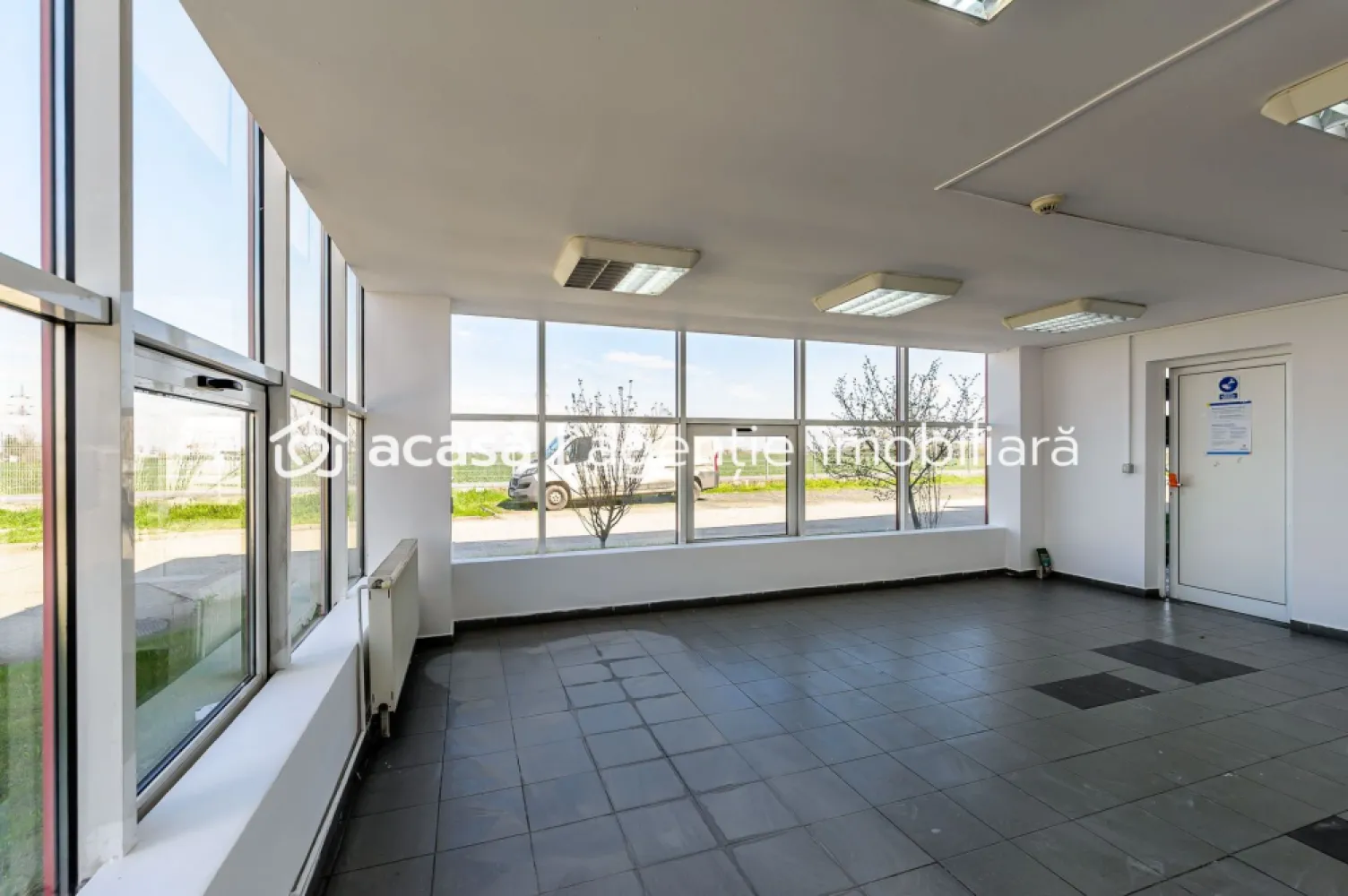Hală industrială de vânzare 3495 mp zona Arad - Spațiu industrial de vânzare în Arad - Ideal pentru Antreprenori și pentru Investitori.

Hala se poate achiziționa închiriată 100% sau parțial. 
În varianta în care se dorește achiziționarea halei cu chiriași venitul anual garantat din chirii este de 108.000 eur.

Poziționare proprietarte:
Arad Zona Grădiște, la ieșirea către Oradea

Caracteristici Principale:
Construită în 2008
Suprafață construită la sol 2.790 mp
Suprafață construită desfășurată 3.495 mp
Suprafață teren 5.994 mp
Înălțime variabilă între 5,7 m și 8,3 m
Construcție metalică robustă

Facilități Premium:
Porți secționale drive-in 4 buc
Electricitate monofazică și trifazică
Utilități apă, canalizare, gaz
Încălzire cu generatoare de aer cald
Sisteme de siguranță cu hidranți interiori si exteriori, alarmă, detectare incendii, evacuare fum și gaze fierbinți, iluminat de siguranță și supraveghere video

Preț: 1.650.000 Euro + TVA 21%

📞 0721356746 FLORIN MOȘ

Cu o vastă experiență în domeniu, vă vom ghida prin fiecare etapă a procesului de tranzacționare, asigurându-ne că tranzacția se desfășoară fără probleme.
Investește Inteligent în viitorul afacerii tale!