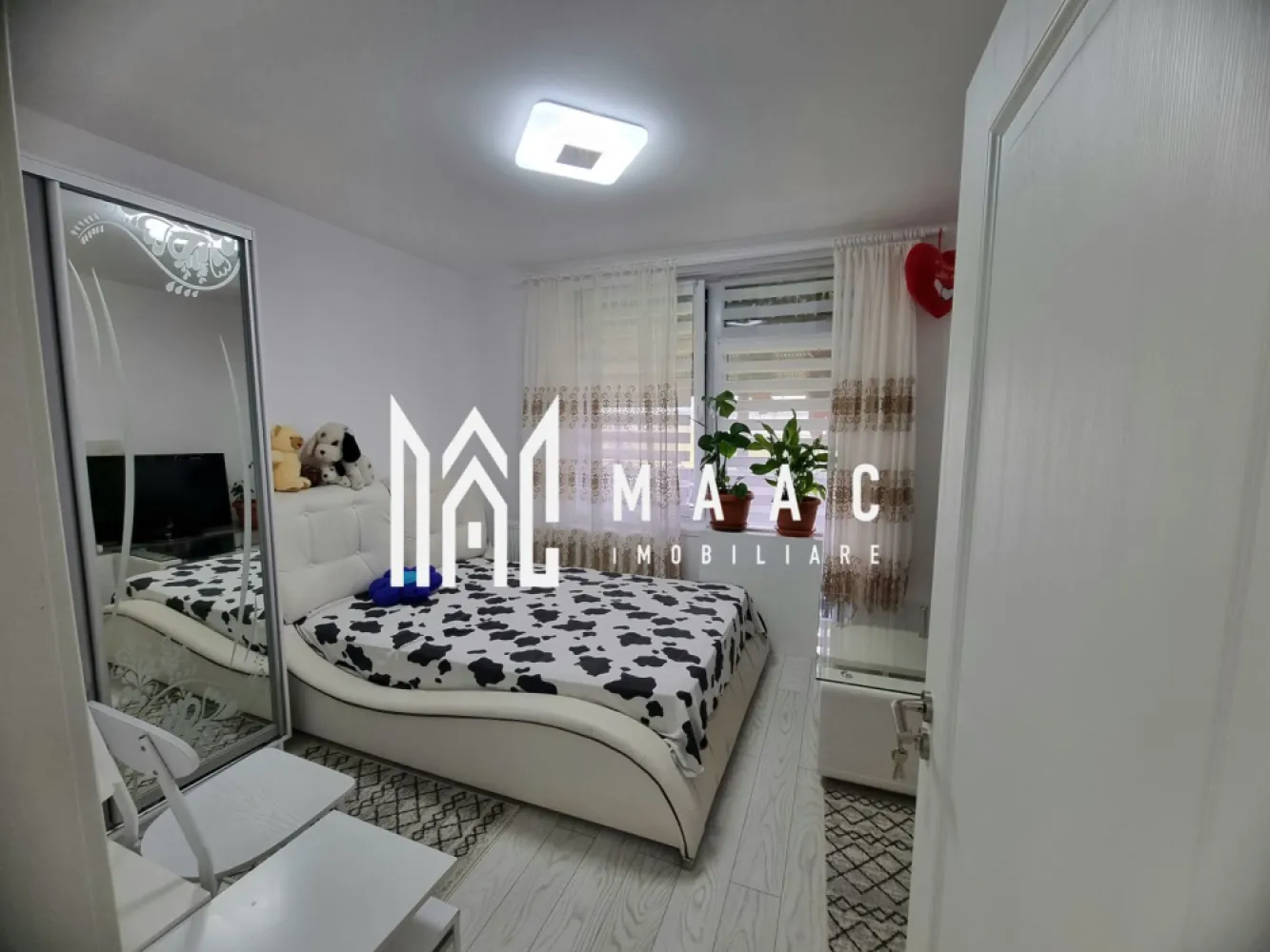 Apartament 3 camere | Balcon | Parțial mobilat | Doamna Stanca - Maac Imobiliare prezintă spre vânzare un apartament modern, decomandat și luminos, situat la etajul 3 din 3 al unui imobil finalizat în 2018. Proprietatea este ideală pentru o familie care își dorește confort, intimitate și o locuință gata de mutat imediat.

Caracteristici principale

Suprafață utilă: 55.75 mp

Suprafață construită: 66.9 mp

Etaj: 3/3

Mobilare: Parțial mobilat

Compartimentare:

3 camere

2 dormitoare

Bucătărie open space cu living

1 baie cu cabină de duș

1 balcon

Avantaje ale proprietății

Imobil nou, finalizat în 2018

Finisaje moderne și bine întreținute

Orientare sudică – lumină naturală pe tot parcursul zilei

Zonă liniștită, cu acces rapid la facilități

Locație ideală

Situat în apropiere de mall, magazine și piață, apartamentul beneficiază de acces rapid la shopping, divertisment și aprovizionare.

Pentru mai multe informații și pentru a programa o vizionare, nu ezitați să contactați specificand ID: CP2826900